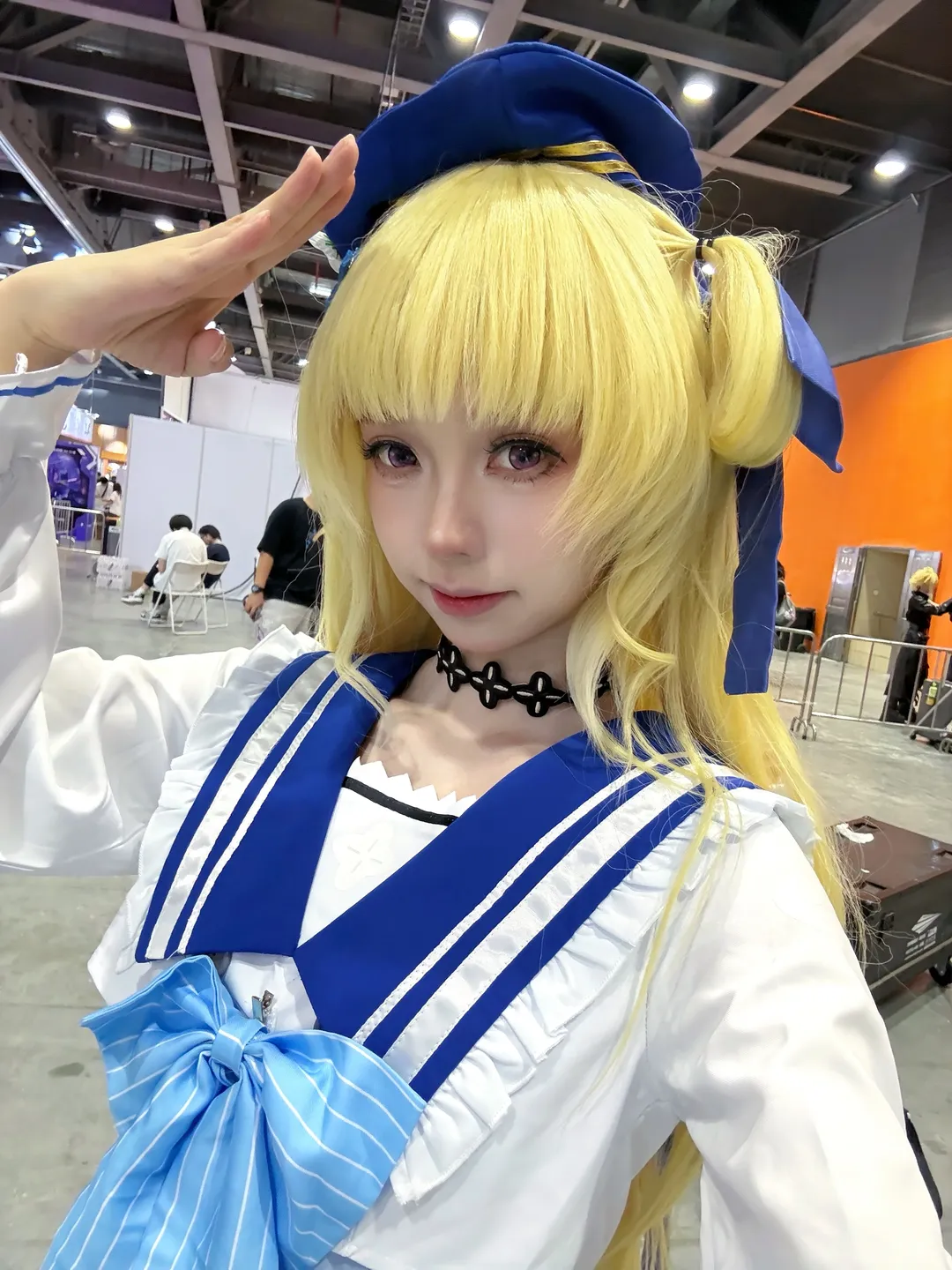 【菲比cos】鸣潮线下展会，蓝白水手服的细节还原 - 第 1 张