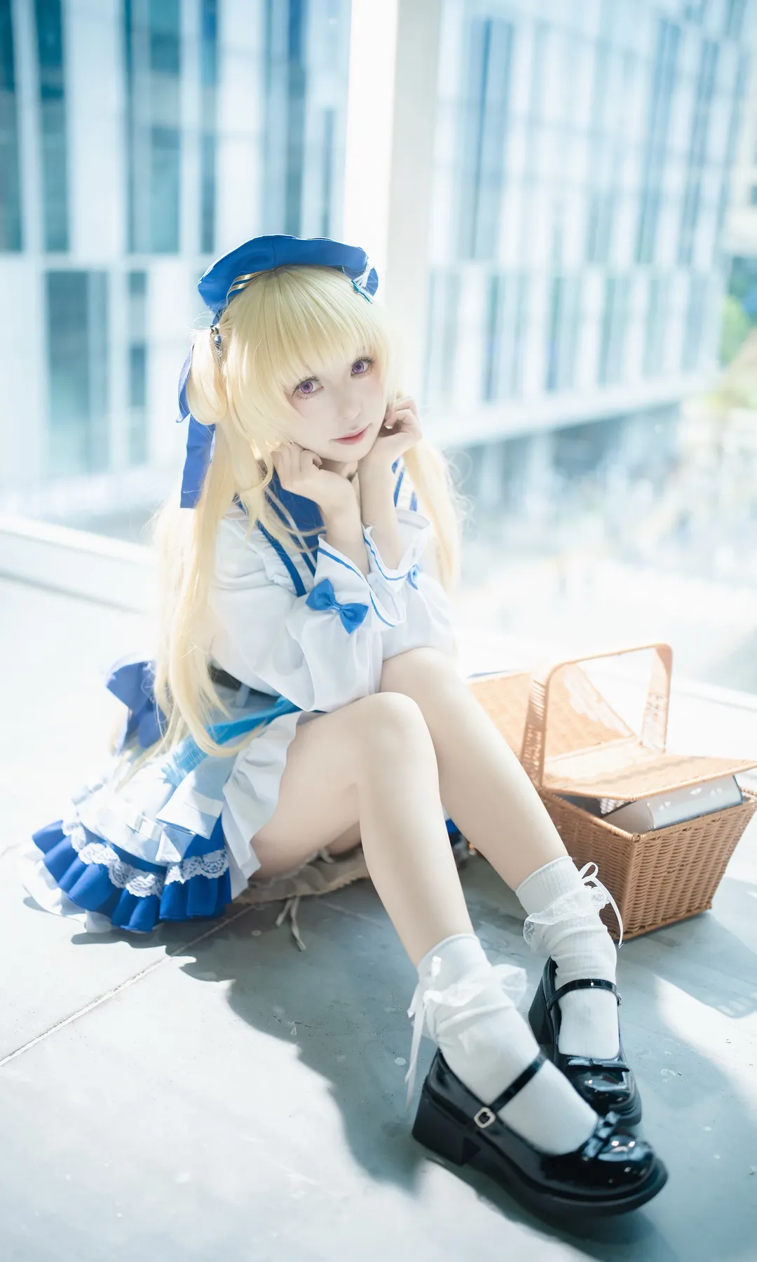 【菲比cos】鸣潮罗森联动，蓝白水手服的窗边日常 - 第 1 张