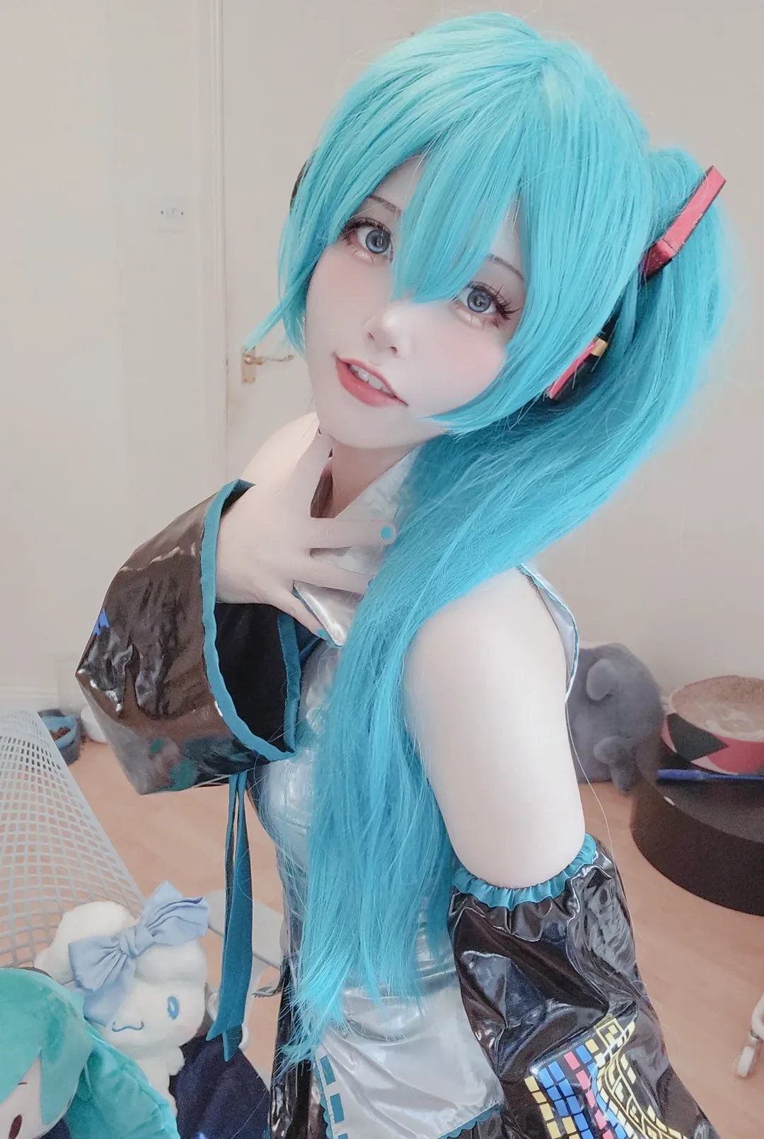 【初音未来cos】玉桂狗初音单马尾，黑丝长筒袜搭配漆皮袖出片 - 第 2 张