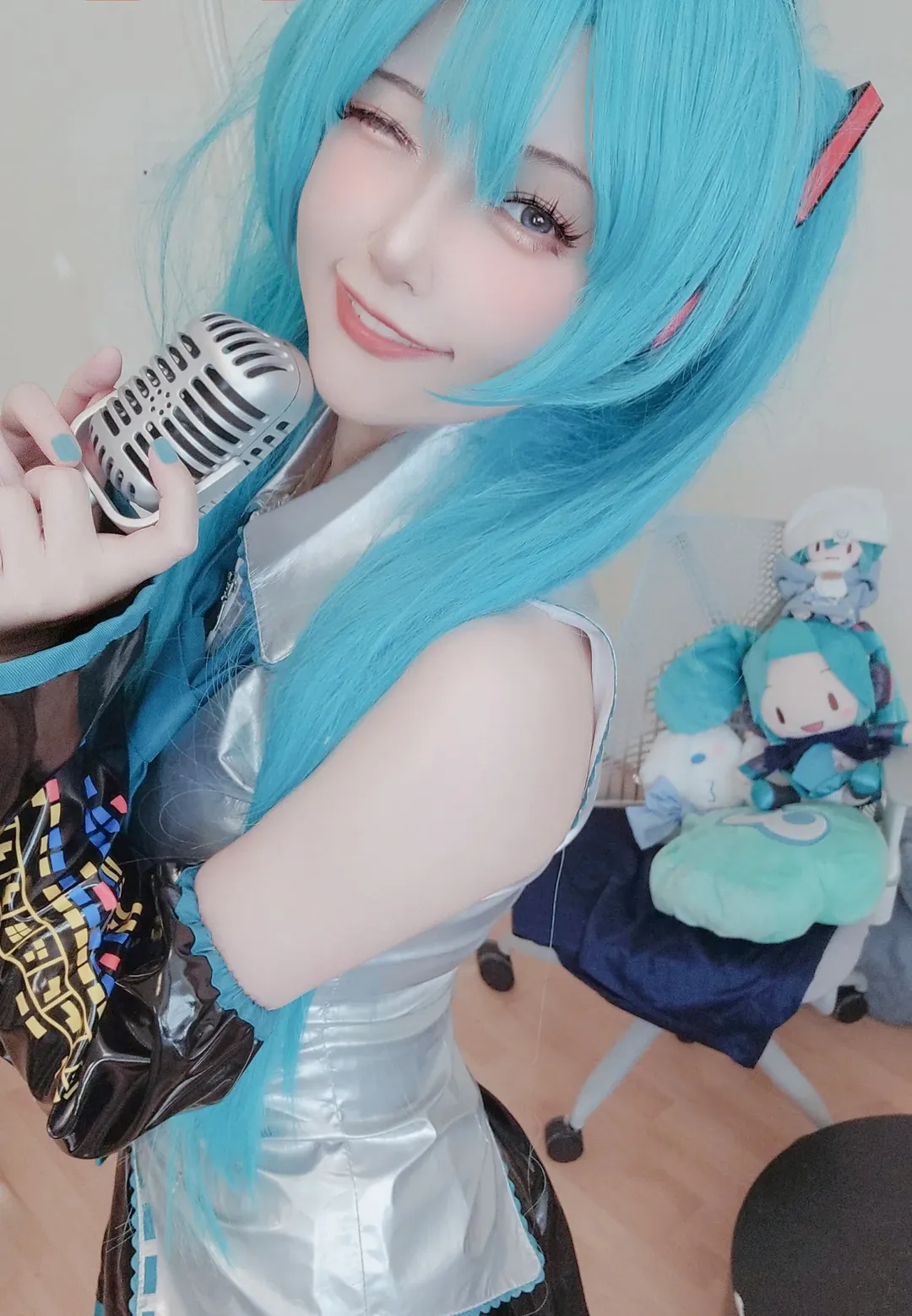 【初音未来cos】玉桂狗初音单马尾，黑丝长筒袜搭配漆皮袖出片 - 第 3 张