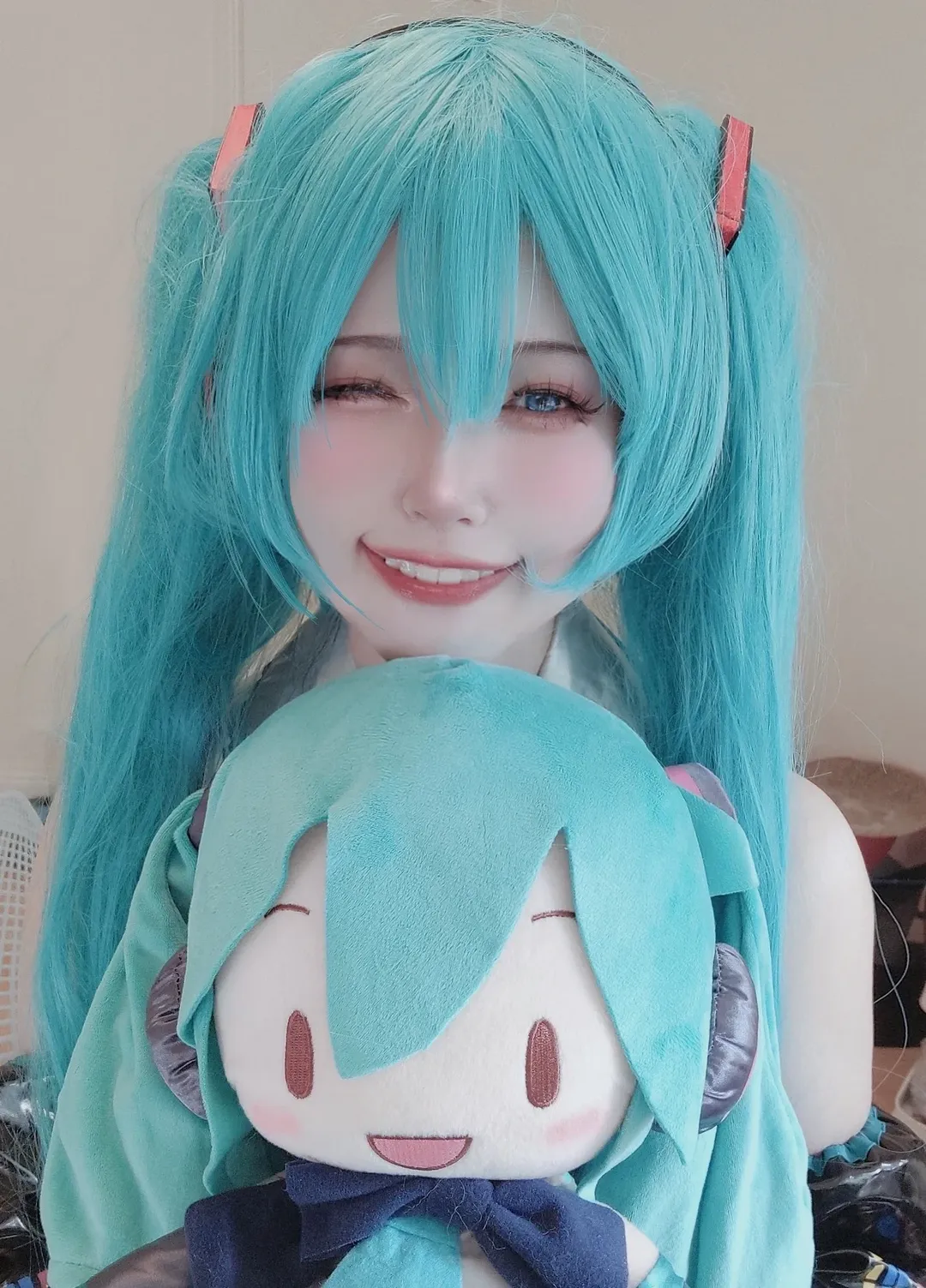 【初音未来cos】玉桂狗初音单马尾，黑丝长筒袜搭配漆皮袖出片 - 第 4 张