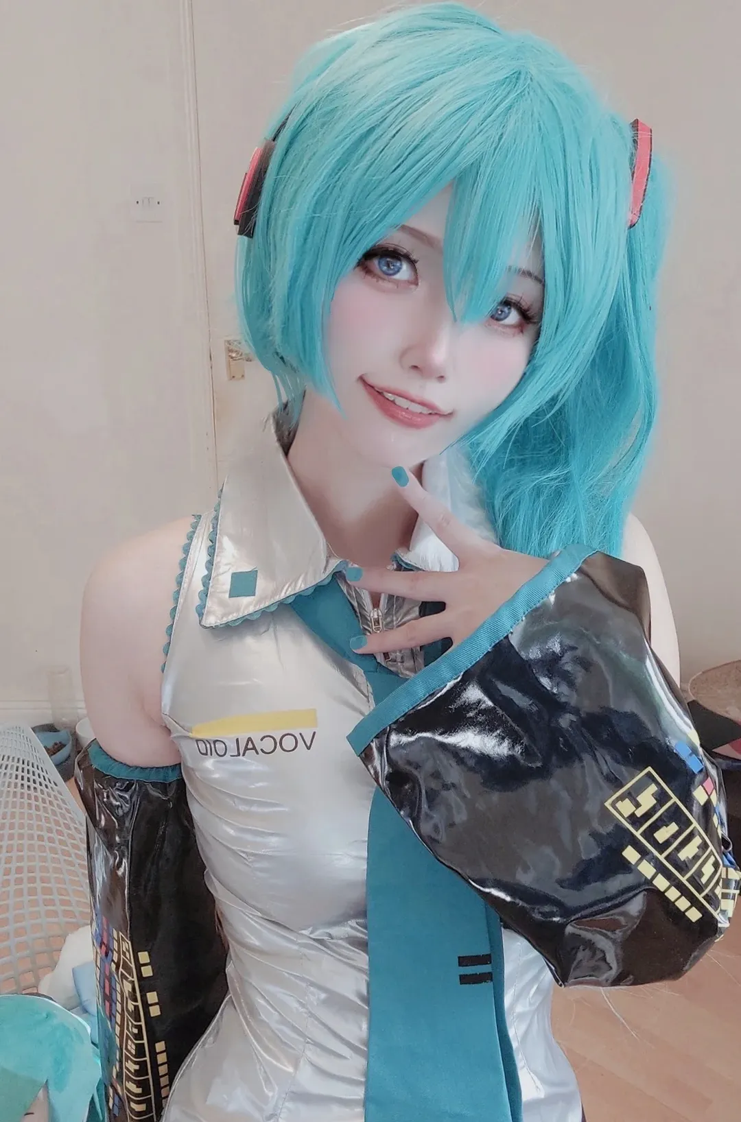 【初音未来cos】玉桂狗初音单马尾，黑丝长筒袜搭配漆皮袖出片 - 第 6 张