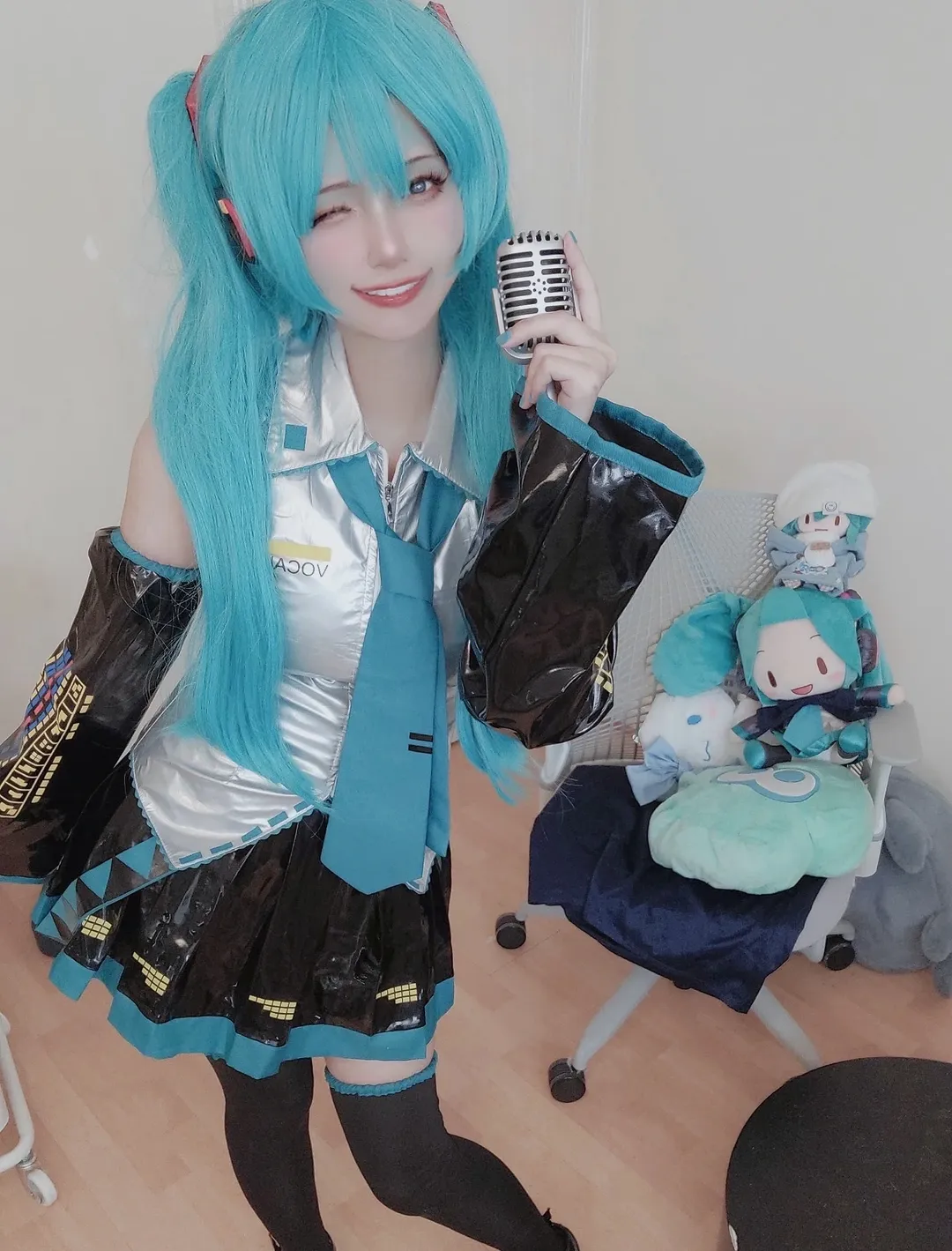 【初音未来cos】玉桂狗初音单马尾，黑丝长筒袜搭配漆皮袖出片 - 第 7 张