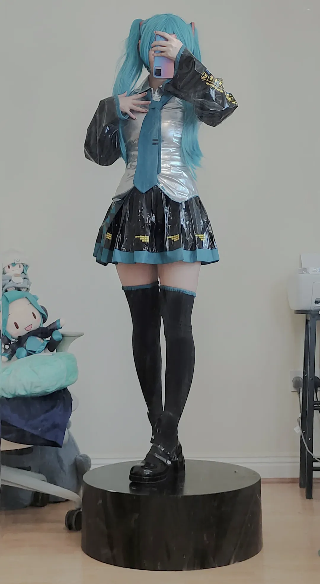 【初音未来cos】玉桂狗初音单马尾，黑丝长筒袜搭配漆皮袖出片 - 第 8 张
