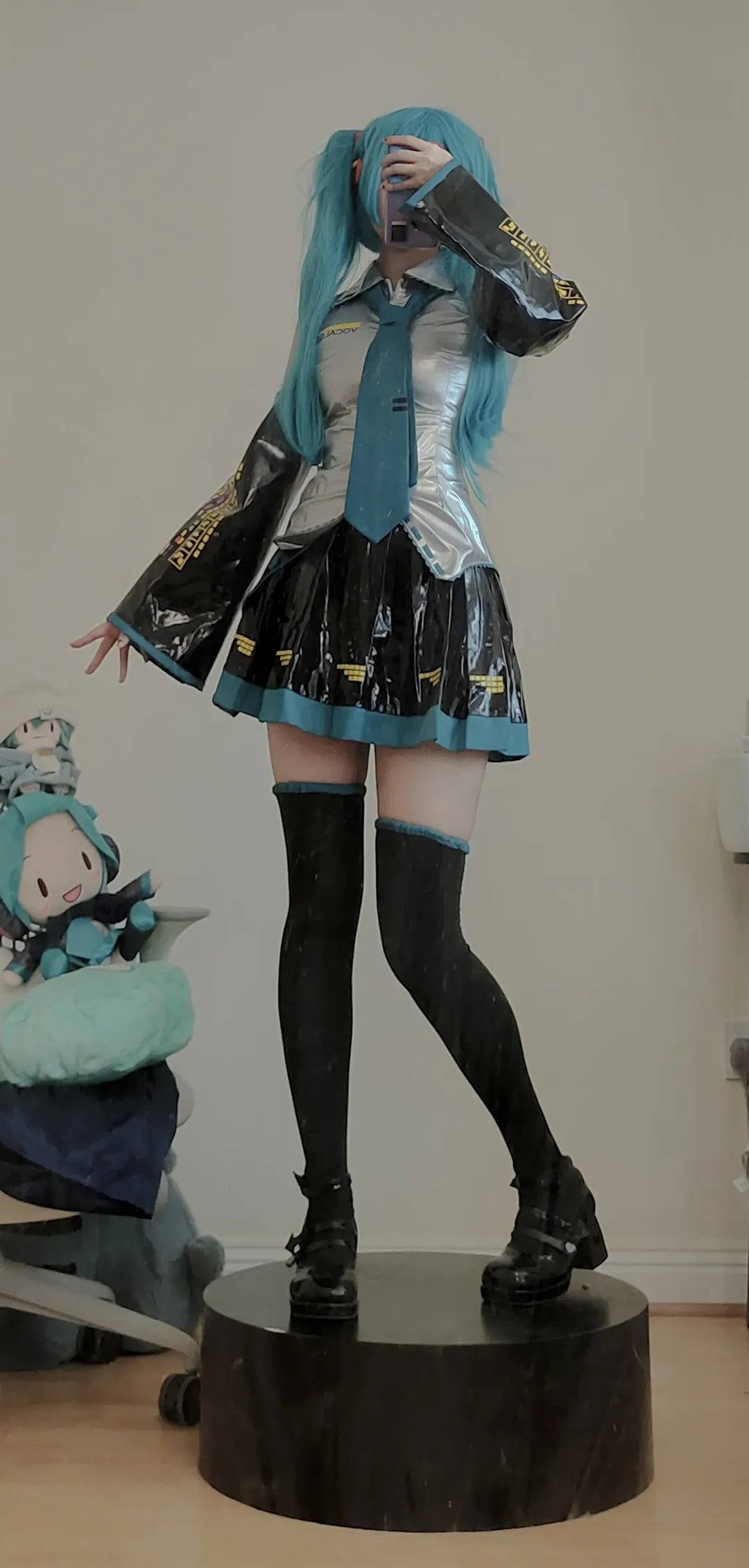 【初音未来cos】玉桂狗初音单马尾，黑丝长筒袜搭配漆皮袖出片 - 第 9 张