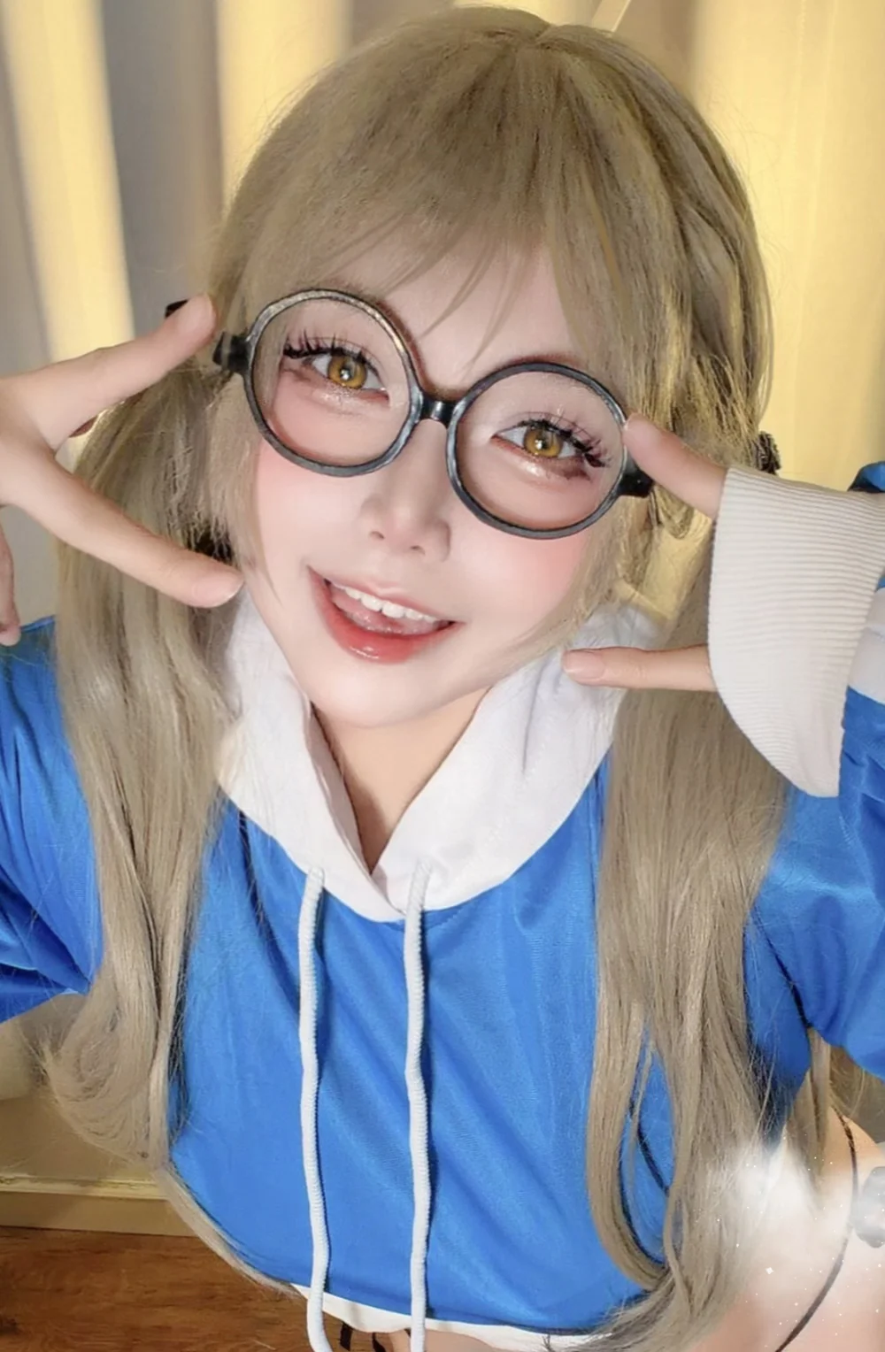 【风仓萌绘cos】蔚蓝档案的俏皮财迷少女 - 第 1 张
