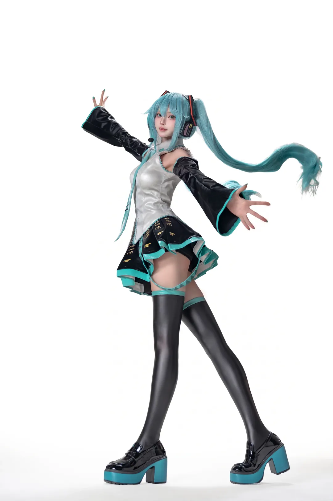 【初音未来cos】初音未来的蓝绿色双马尾活力全开 - 第 3 张