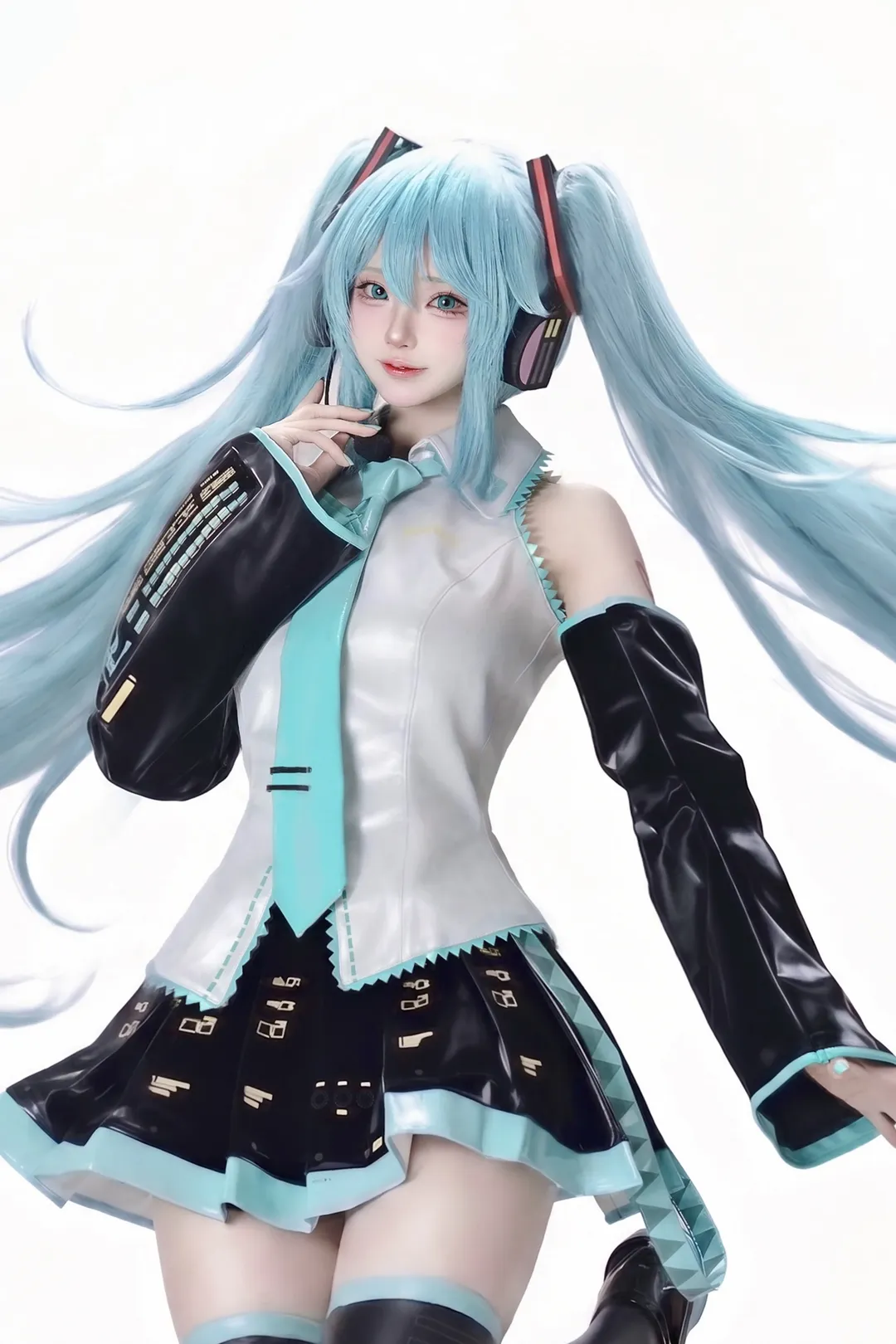 【初音未来cos】电子歌姬的速写参考，蓝绿双马尾与黑丝过膝袜 - 第 1 张