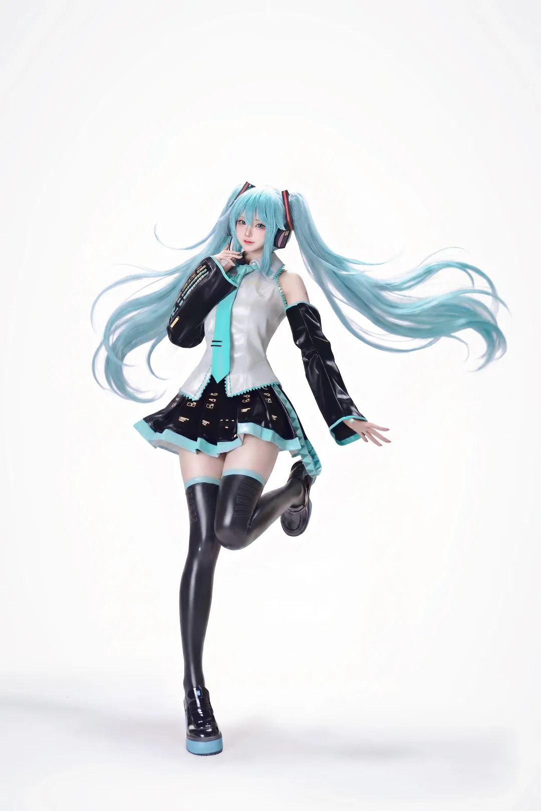 【初音未来cos】电子歌姬的速写参考，蓝绿双马尾与黑丝过膝袜 - 第 2 张