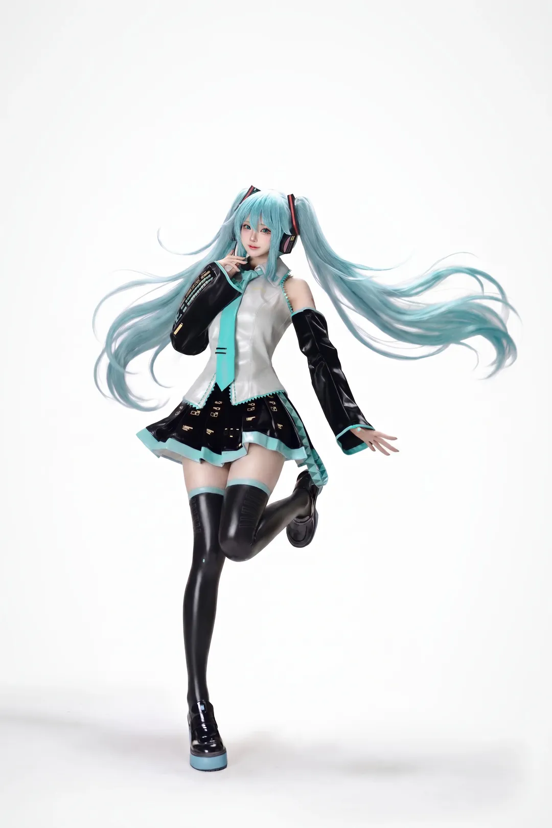 【初音未来cos】电子歌姬的速写参考，蓝绿双马尾与黑丝过膝袜 - 第 3 张