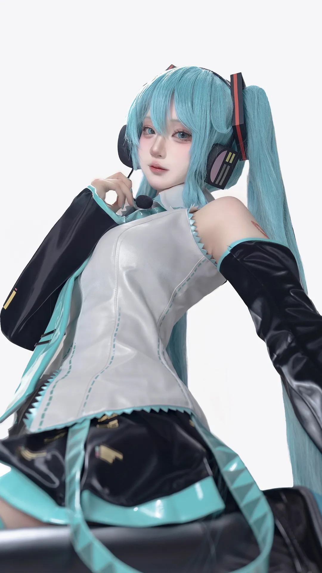 初音未来cos 银色漆皮质感与经典双马尾的棚拍记录 - 第 1 张