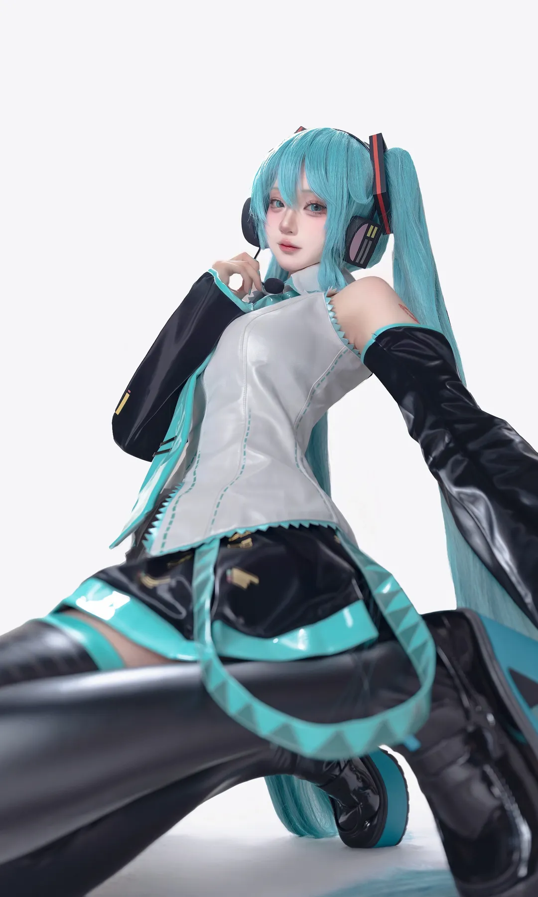 初音未来cos 银色漆皮质感与经典双马尾的棚拍记录 - 第 2 张