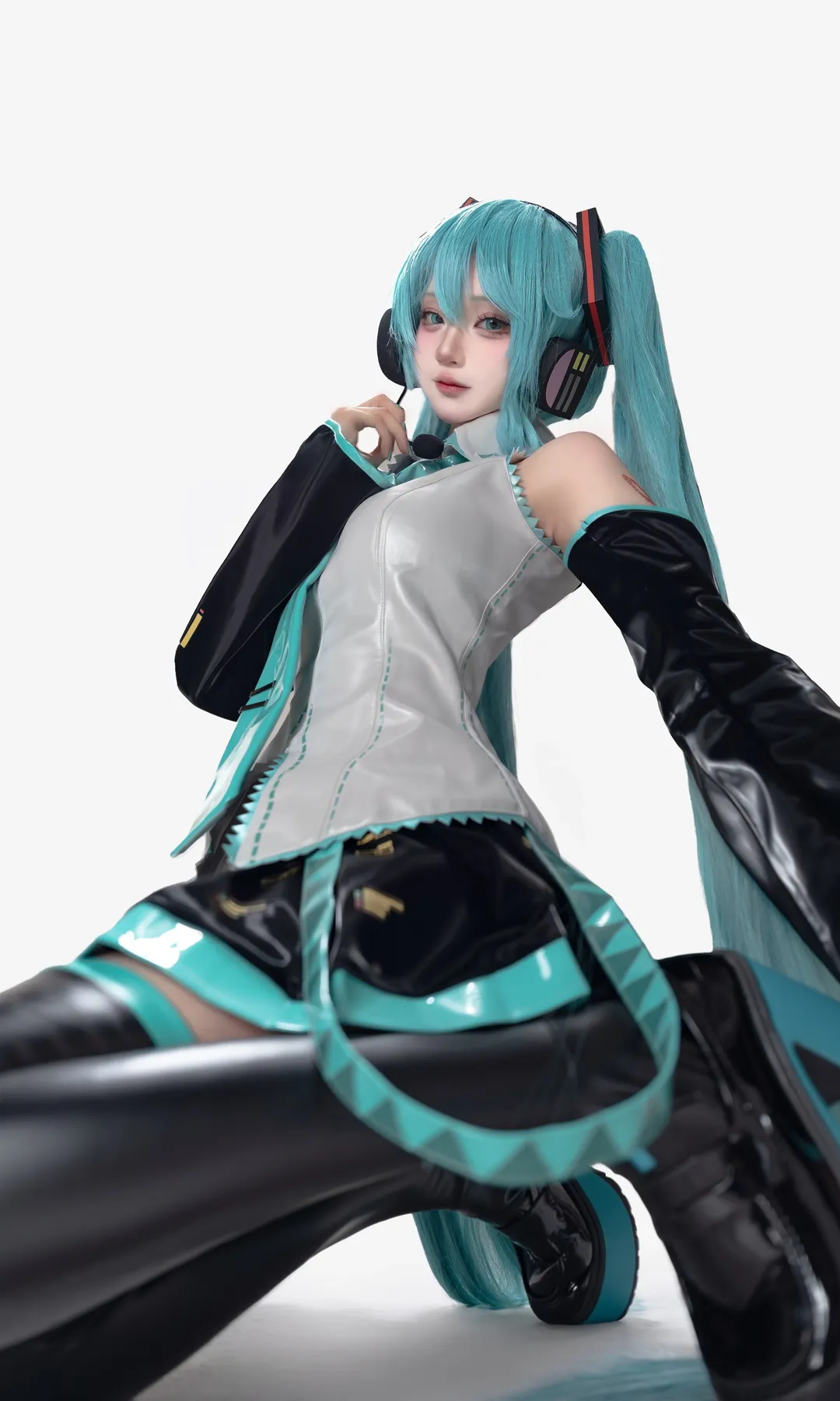 初音未来cos 银色漆皮质感与经典双马尾的棚拍记录 - 第 3 张