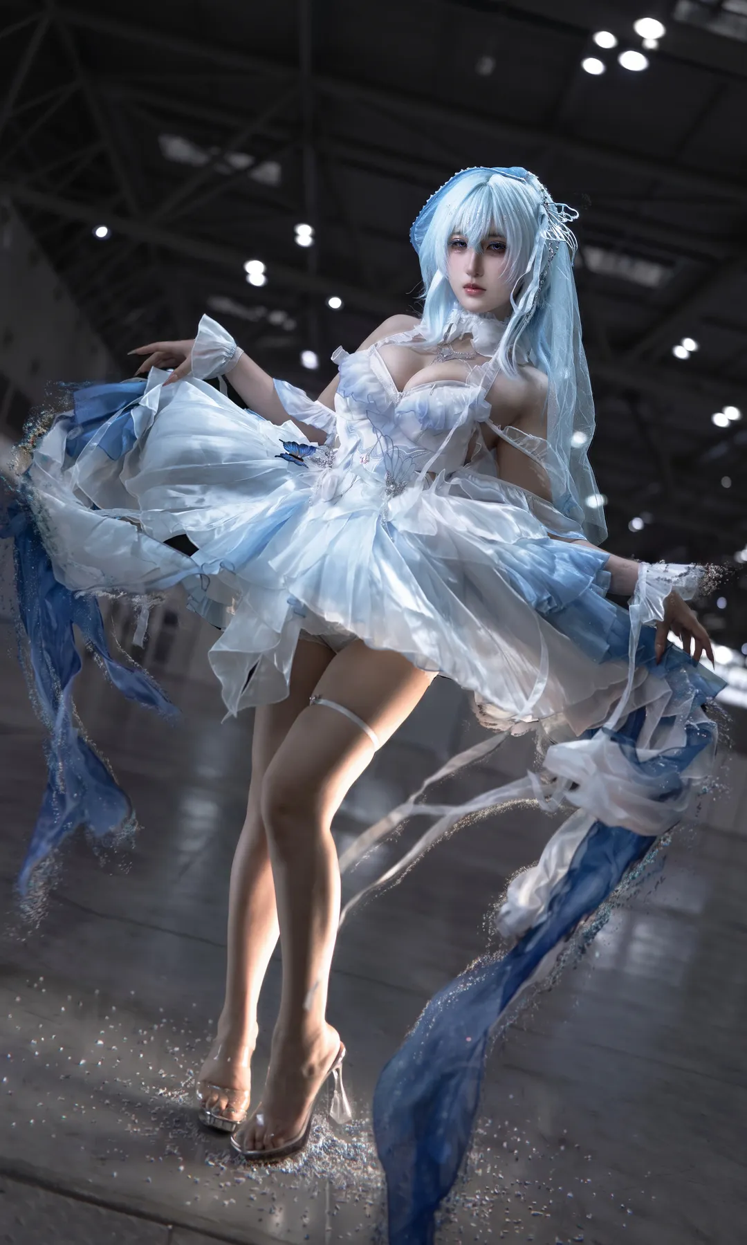 【守岸人cos】鸣潮场照，蓝白礼服与光影的完美结合 - 第 1 张