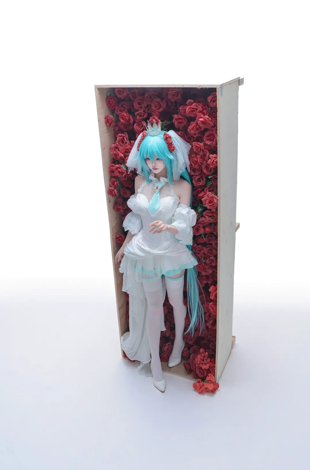 【初音未来cos】白雪姬造型的纯白与赤色碰撞 - 第 1 张