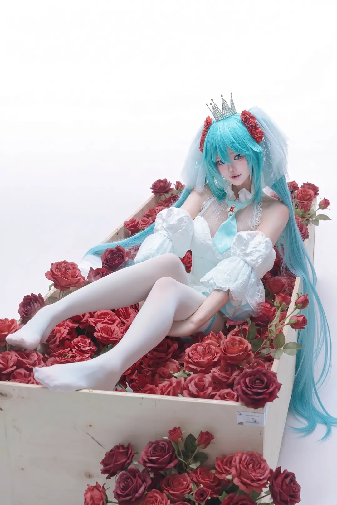 【初音未来cos】木箱玫瑰与白雪姬风格婚纱 - 第 1 张