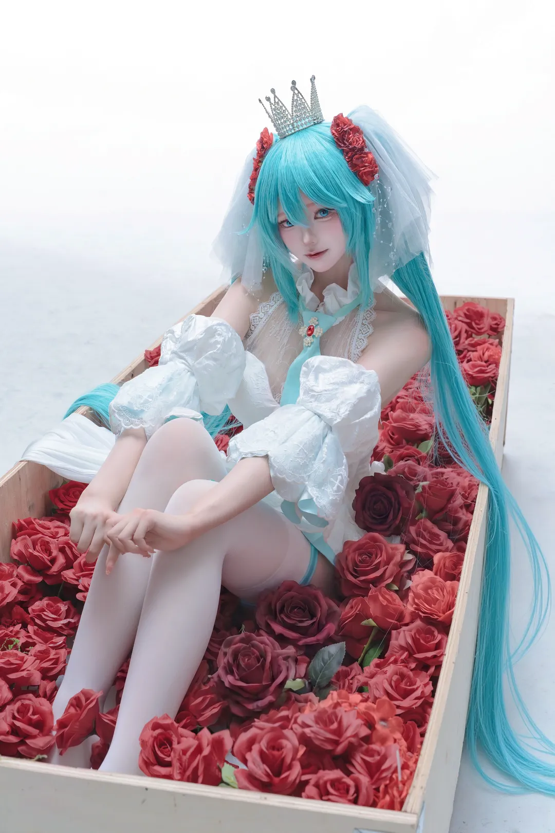 【初音未来cos】木箱玫瑰与白雪姬风格婚纱 - 第 2 张