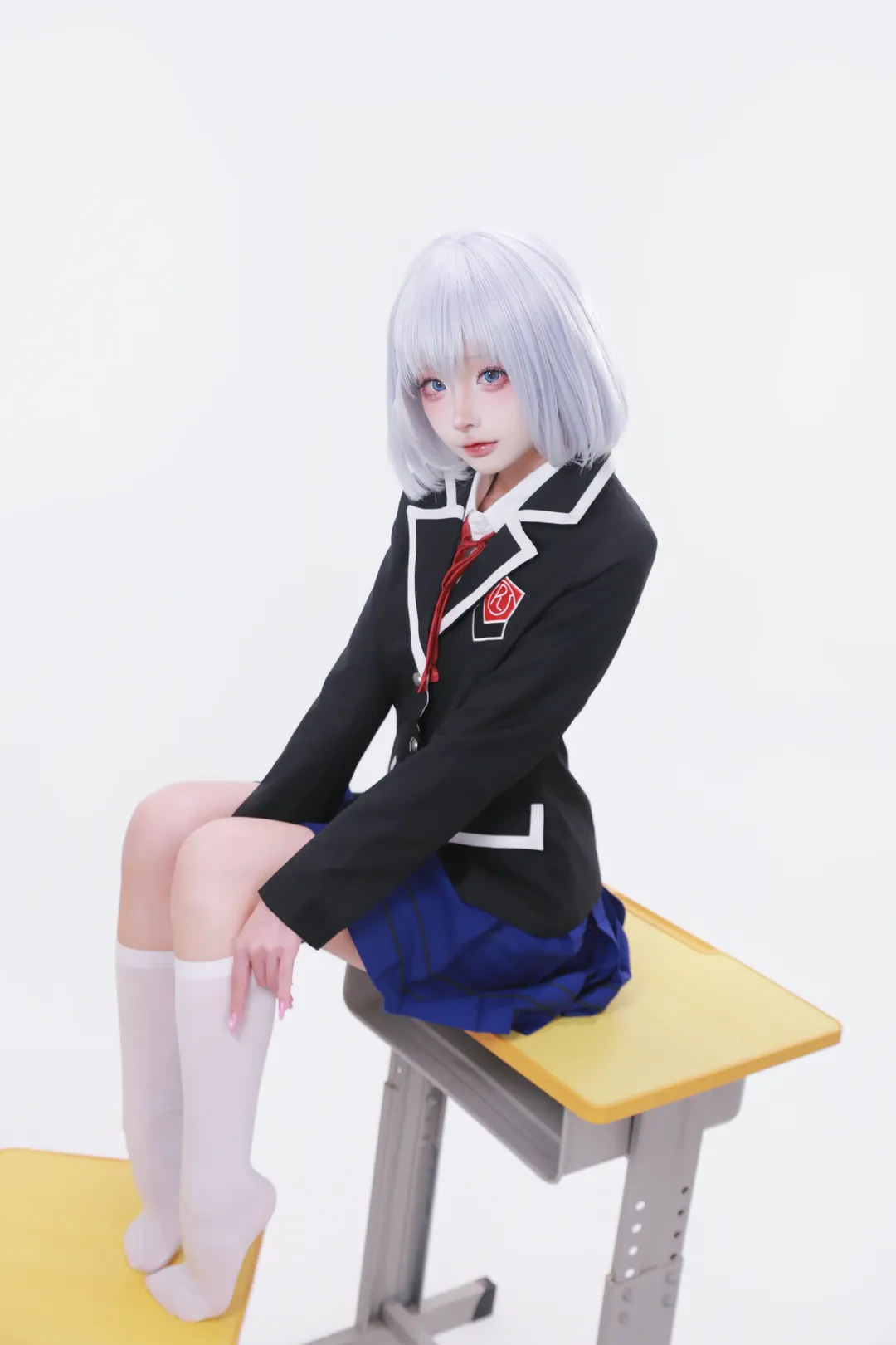 【鳶一折紙cos】約會大作戰學園制服造型，白絲與課桌場景的質感還原 - 第 1 張