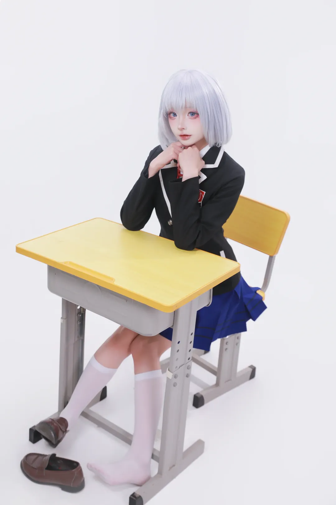 【鳶一折紙cos】約會大作戰學園制服造型，白絲與課桌場景的質感還原 - 第 2 張