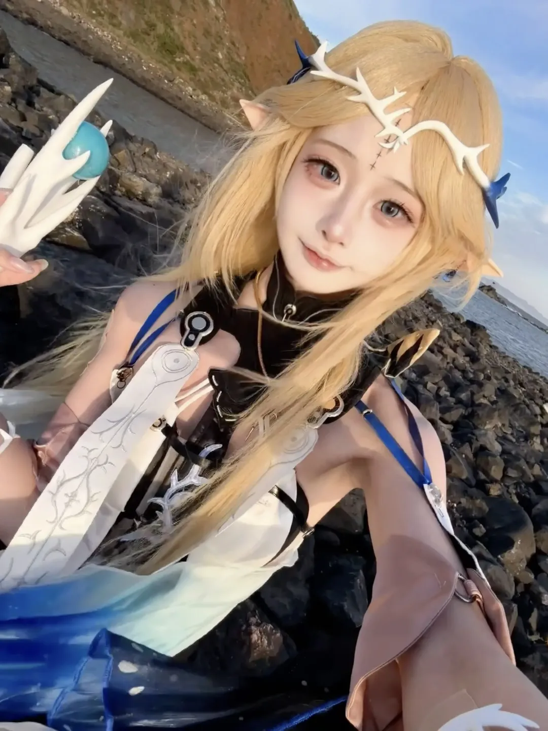 【卡提希婭cos】鳴潮海邊日落中的風與相遇 - 第 2 張