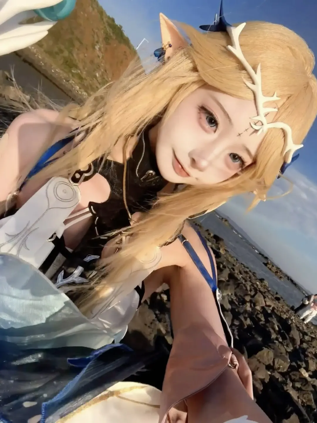 【卡提希婭cos】鳴潮海邊日落中的風與相遇