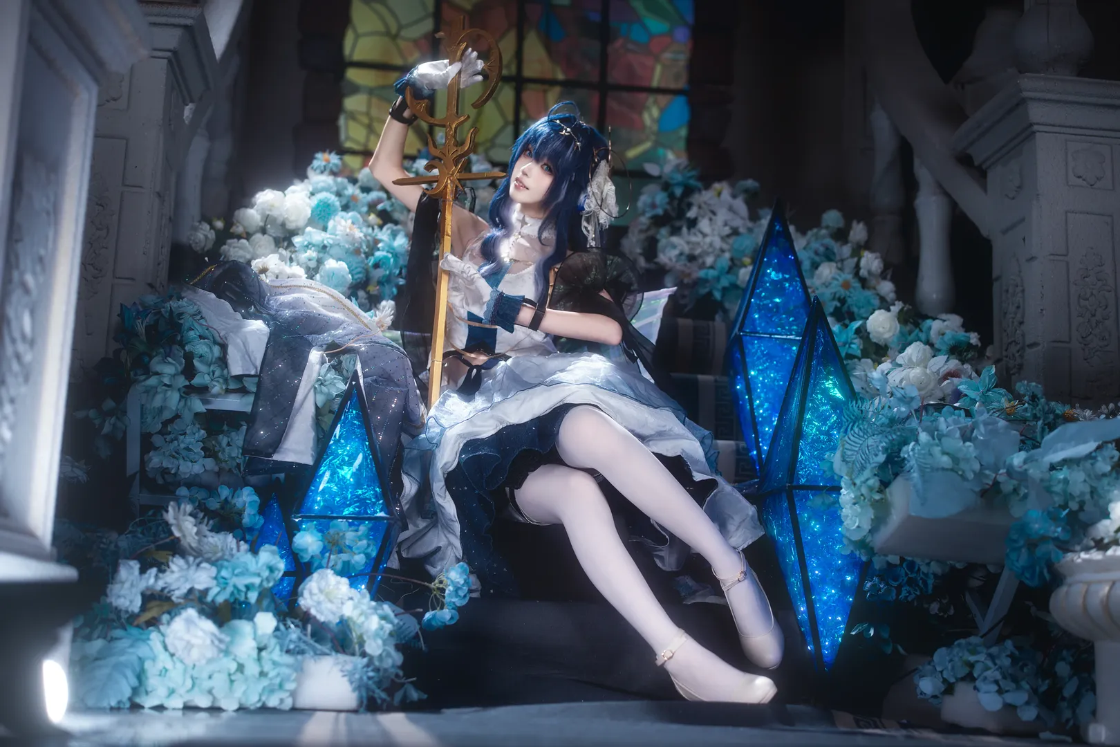 【星极cos】明日方舟星空下的蓝白幻想，法杖与发光水晶的碰撞 - 第 1 张