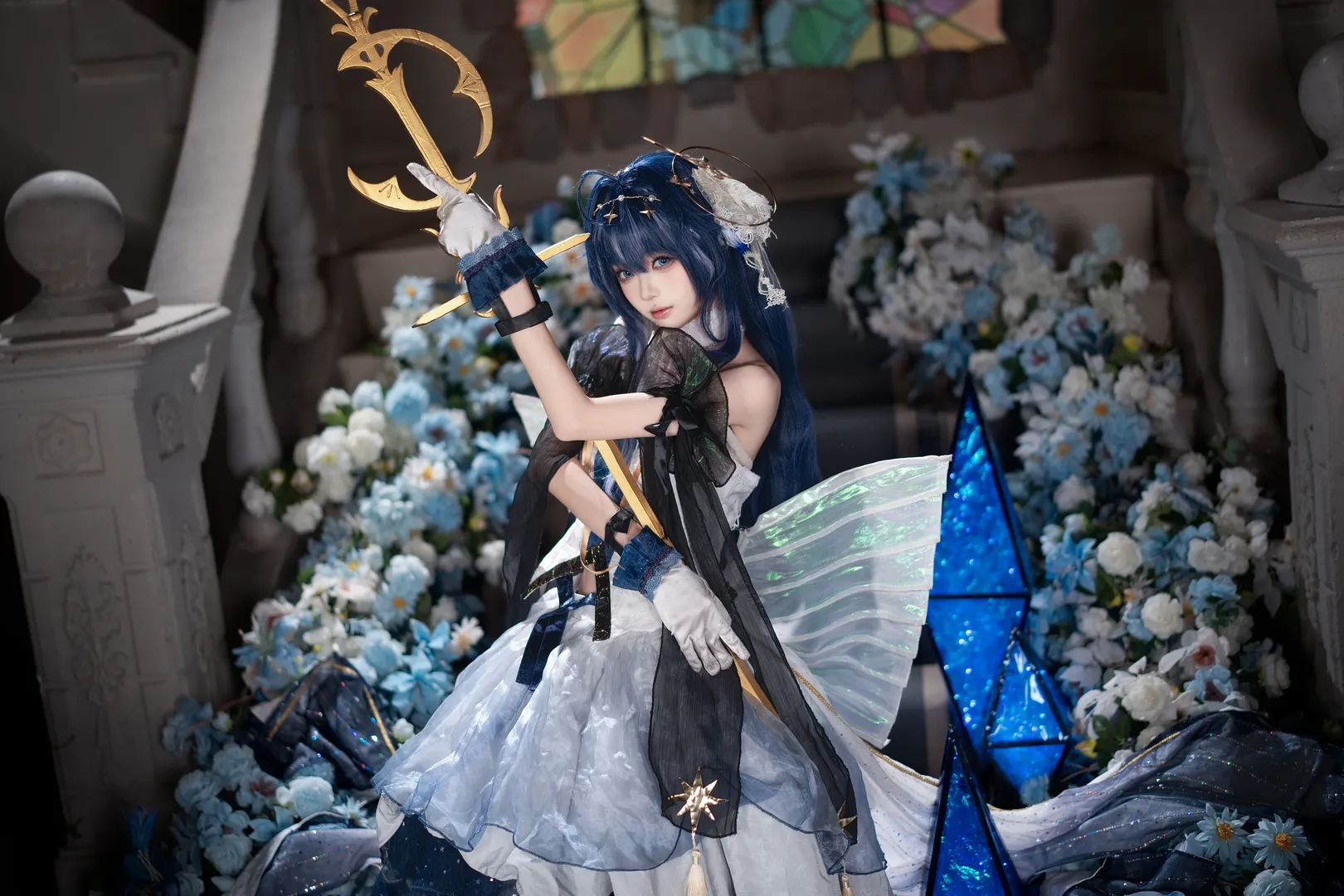 【星极cos】明日方舟星空下的蓝白幻想，法杖与发光水晶的碰撞 - 第 2 张