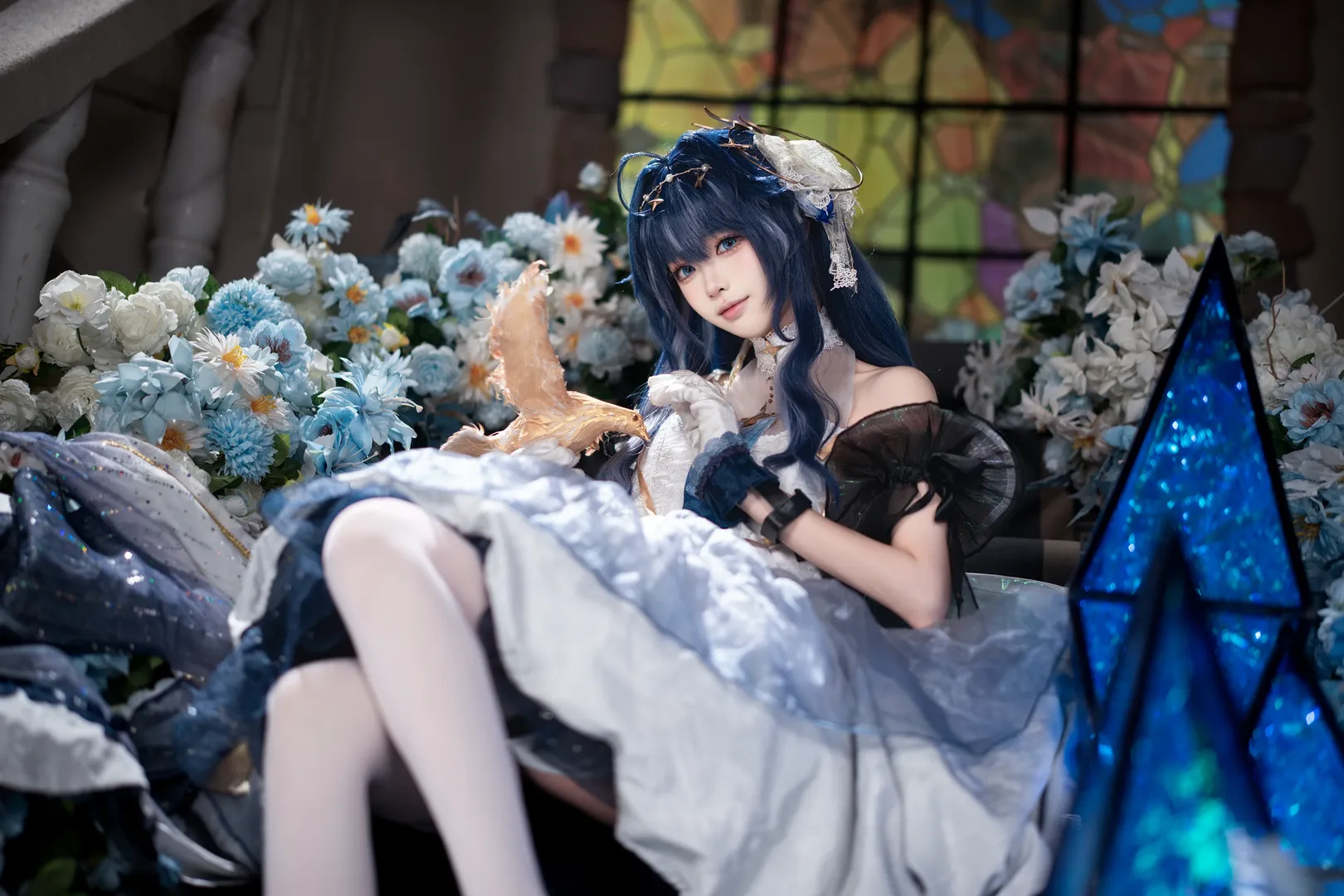 【星极cos】明日方舟星空下的蓝白幻想，法杖与发光水晶的碰撞 - 第 3 张