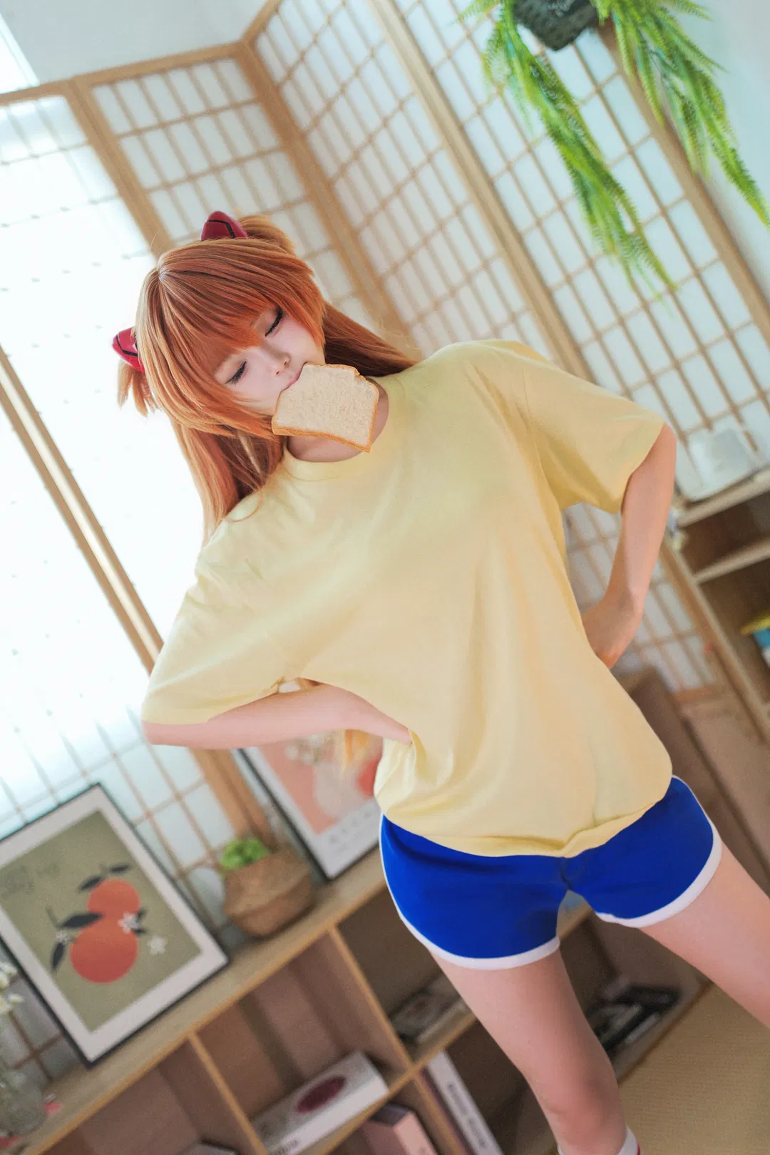 【明日香cos】EVA黃T恤日常，二次元拍照姿勢分享 - 第 3 張