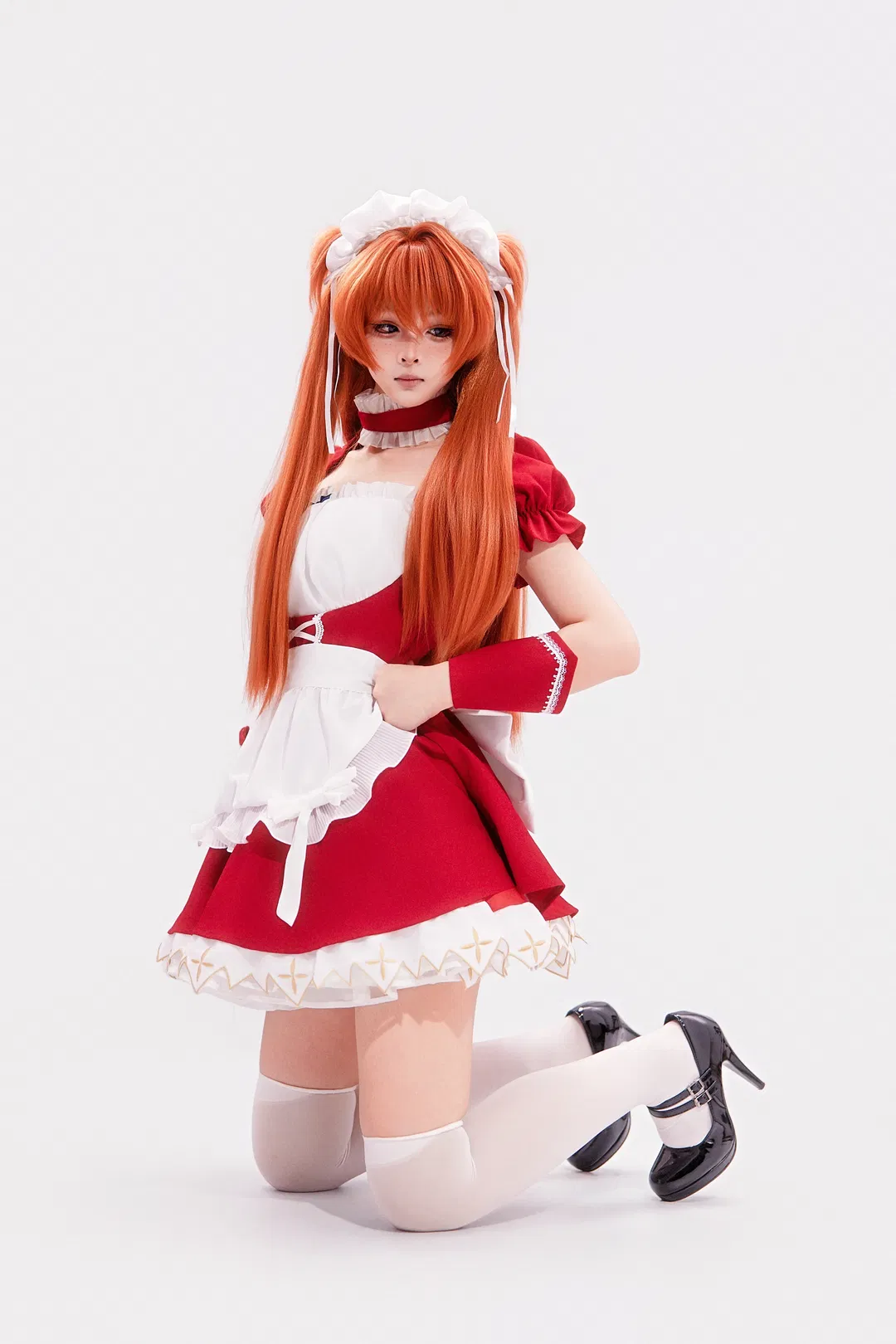 【明日香cos】紅色女僕裝姿勢大全，附帶拖把和飛盤動作參考 - 第 10 張