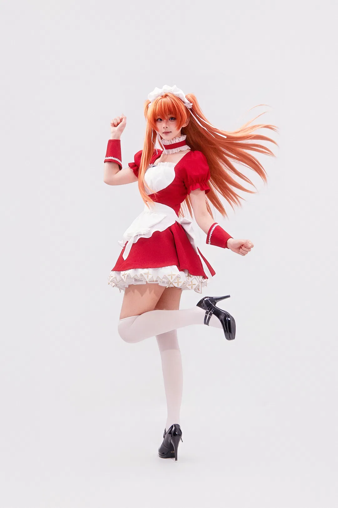 【明日香cos】紅色女僕裝姿勢大全，附帶拖把和飛盤動作參考 - 第 11 張