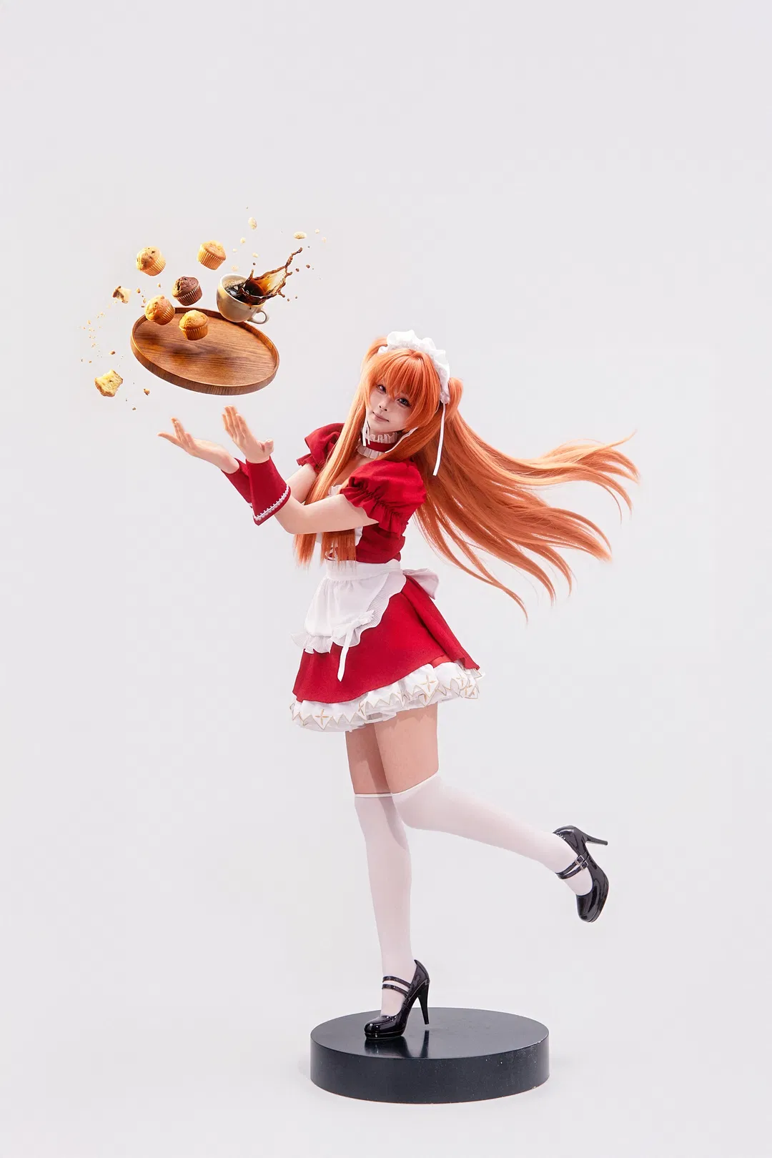【明日香cos】紅色女僕裝姿勢大全，附帶拖把和飛盤動作參考 - 第 2 張