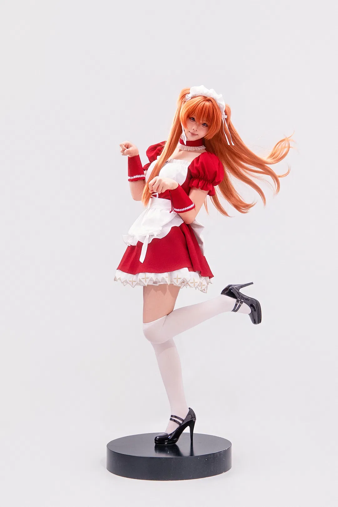 【明日香cos】紅色女僕裝姿勢大全，附帶拖把和飛盤動作參考 - 第 3 張