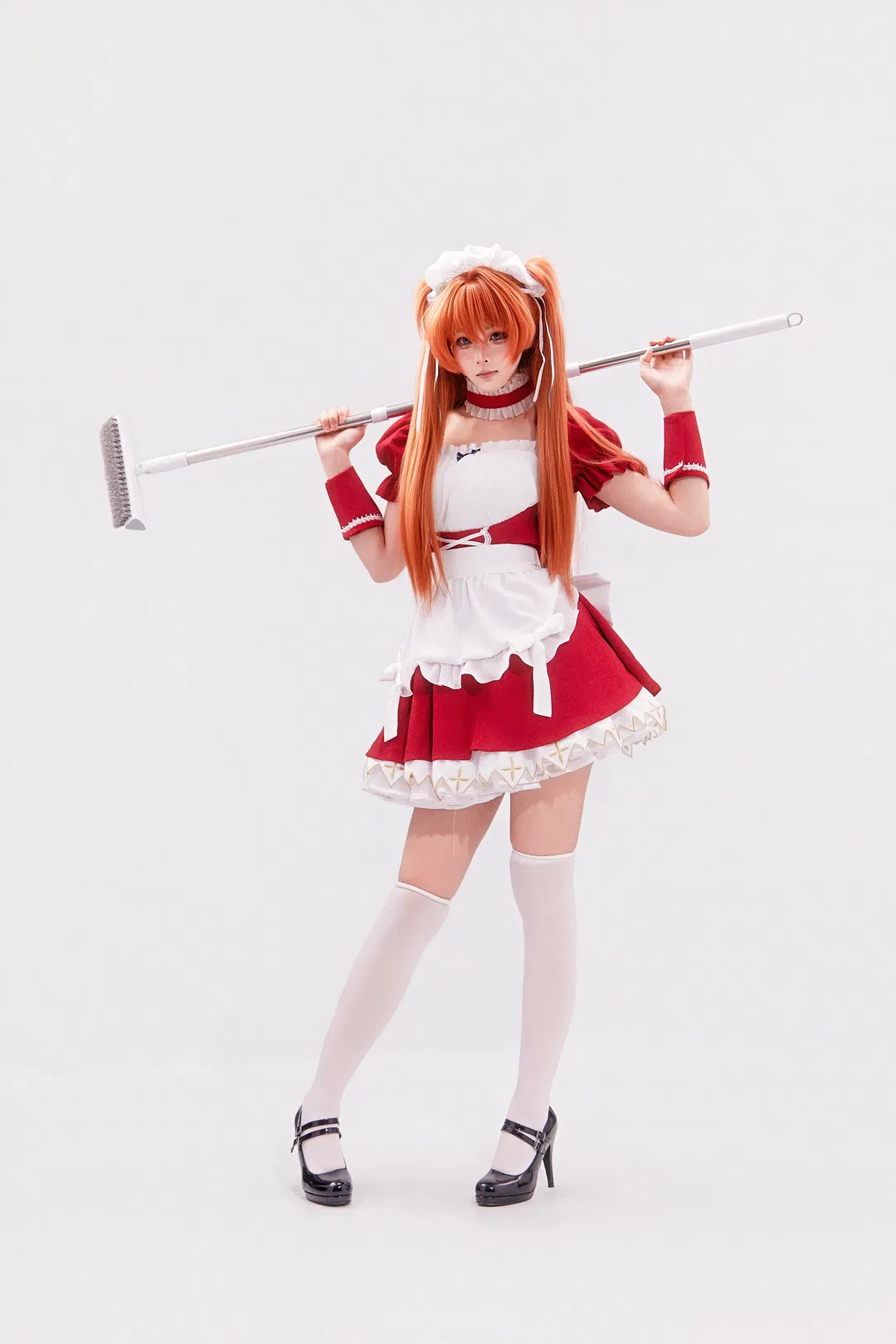 【明日香cos】紅色女僕裝姿勢大全，附帶拖把和飛盤動作參考 - 第 4 張