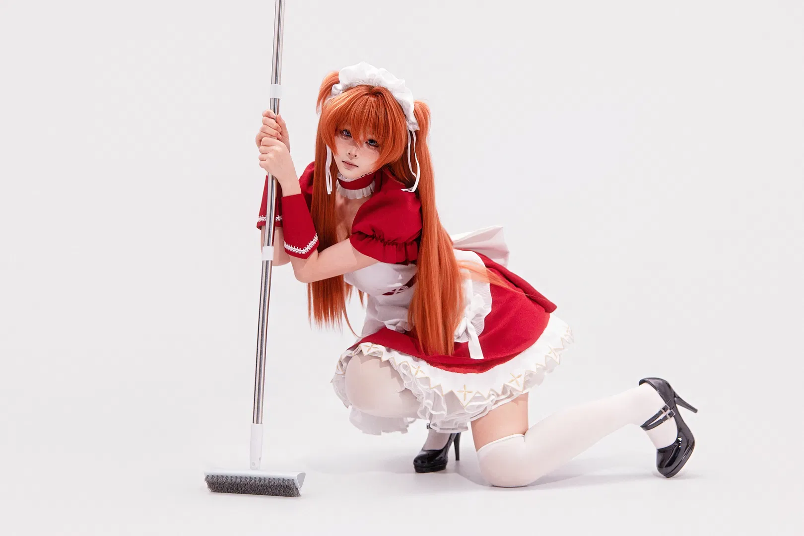 【明日香cos】紅色女僕裝姿勢大全，附帶拖把和飛盤動作參考 - 第 5 張
