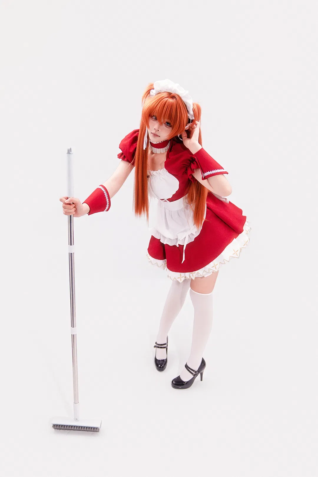 【明日香cos】紅色女僕裝姿勢大全，附帶拖把和飛盤動作參考 - 第 6 張