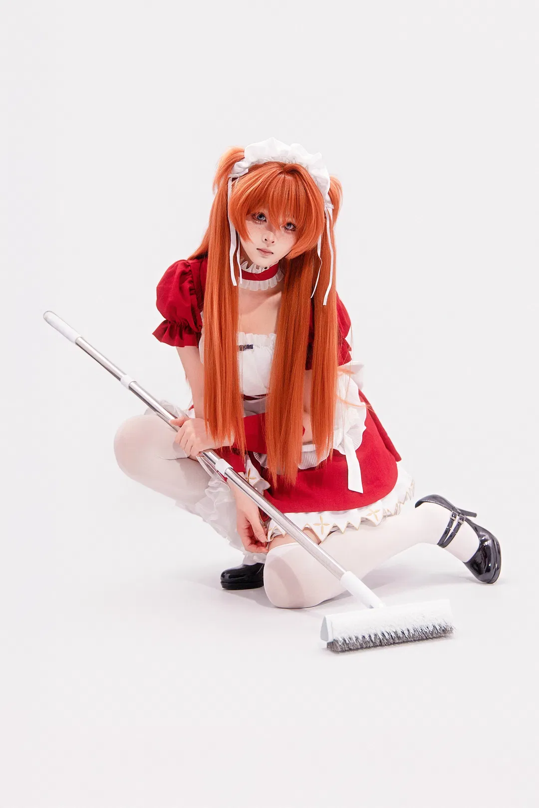 【明日香cos】紅色女僕裝姿勢大全，附帶拖把和飛盤動作參考 - 第 7 張