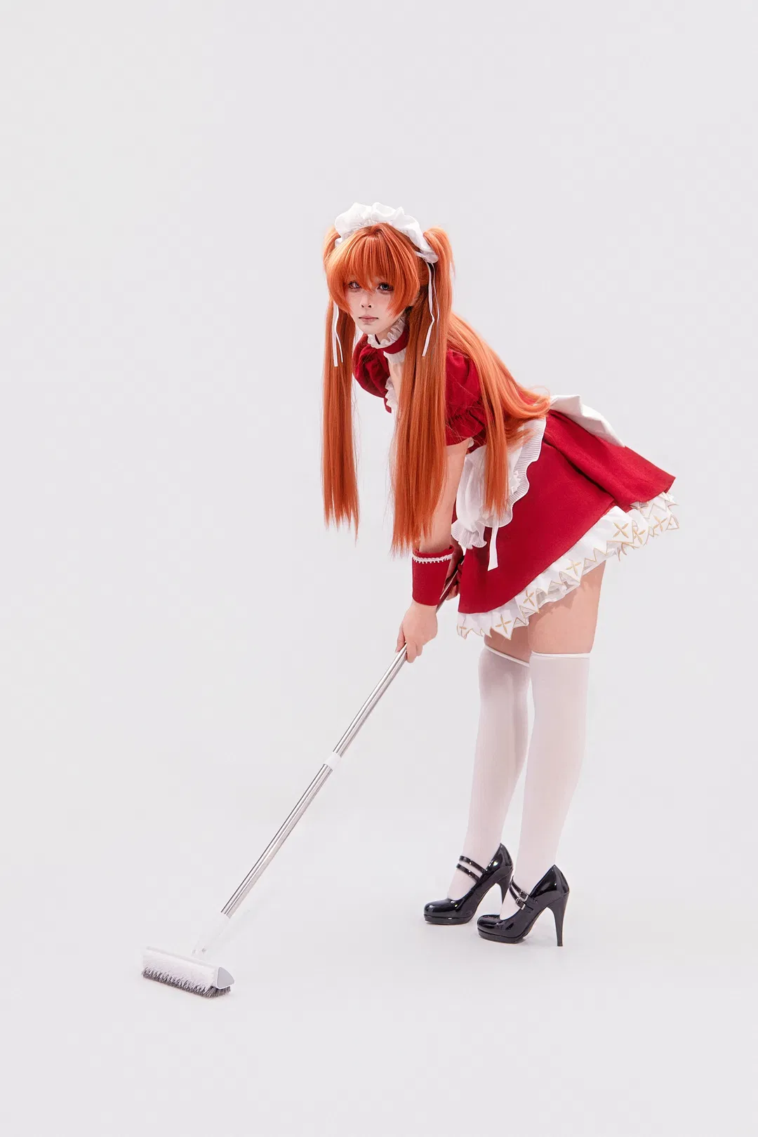 【明日香cos】紅色女僕裝姿勢大全，附帶拖把和飛盤動作參考 - 第 9 張