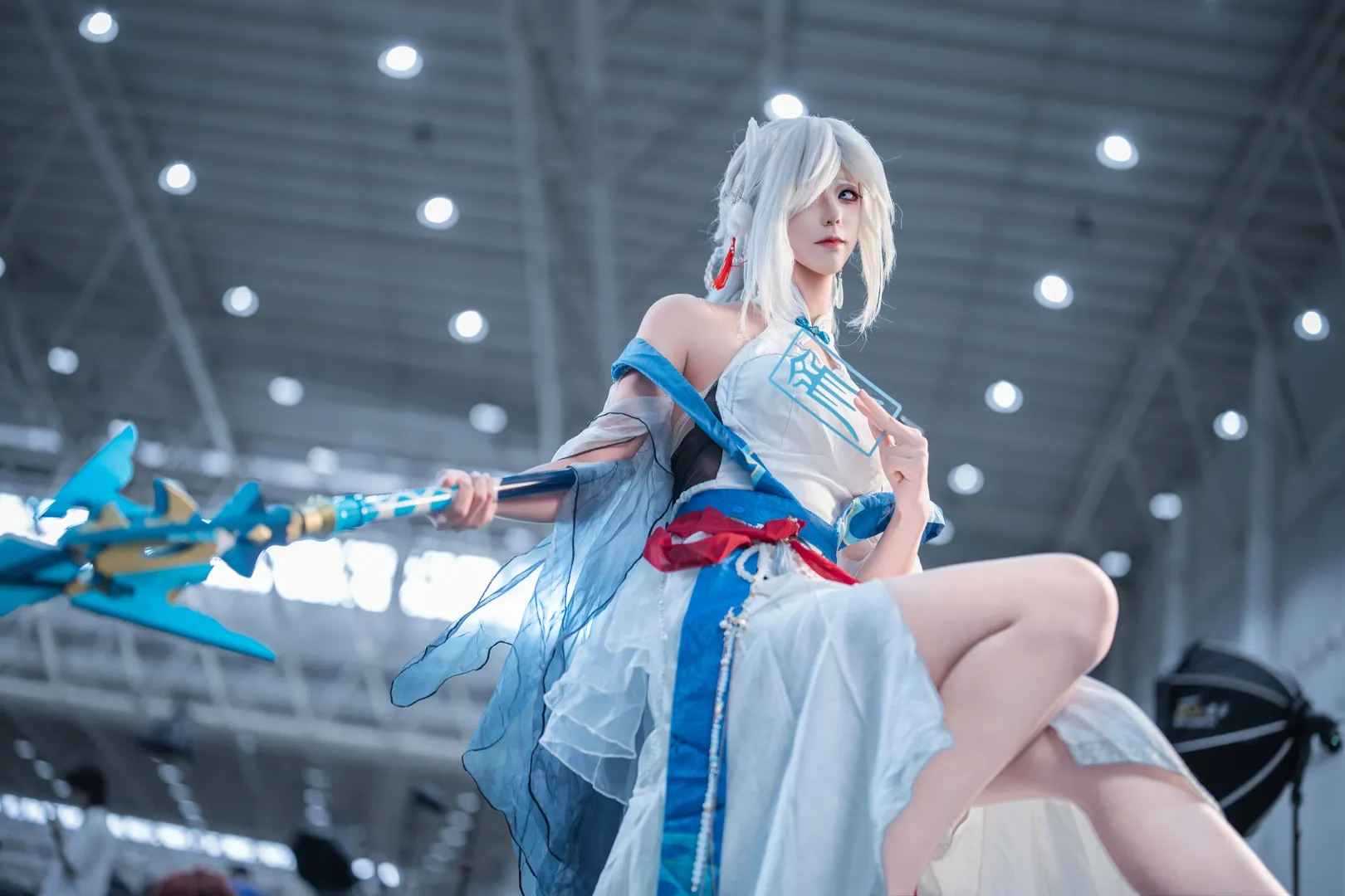 【申鹤cos】原神申鹤雪山神女红绳缚魂，白衣胜雪漫展返图 - 第 1 张