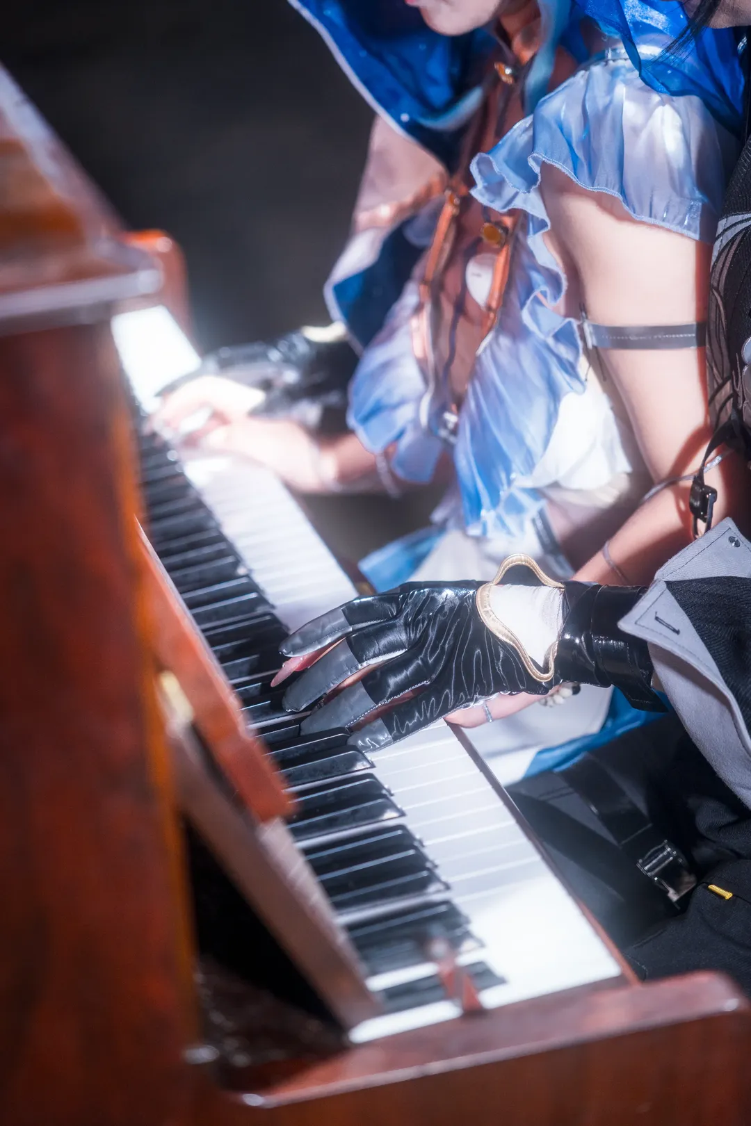 【守岸人cos】鸣潮夜色下的钢琴奏鸣与静谧剑影 - 第 1 张