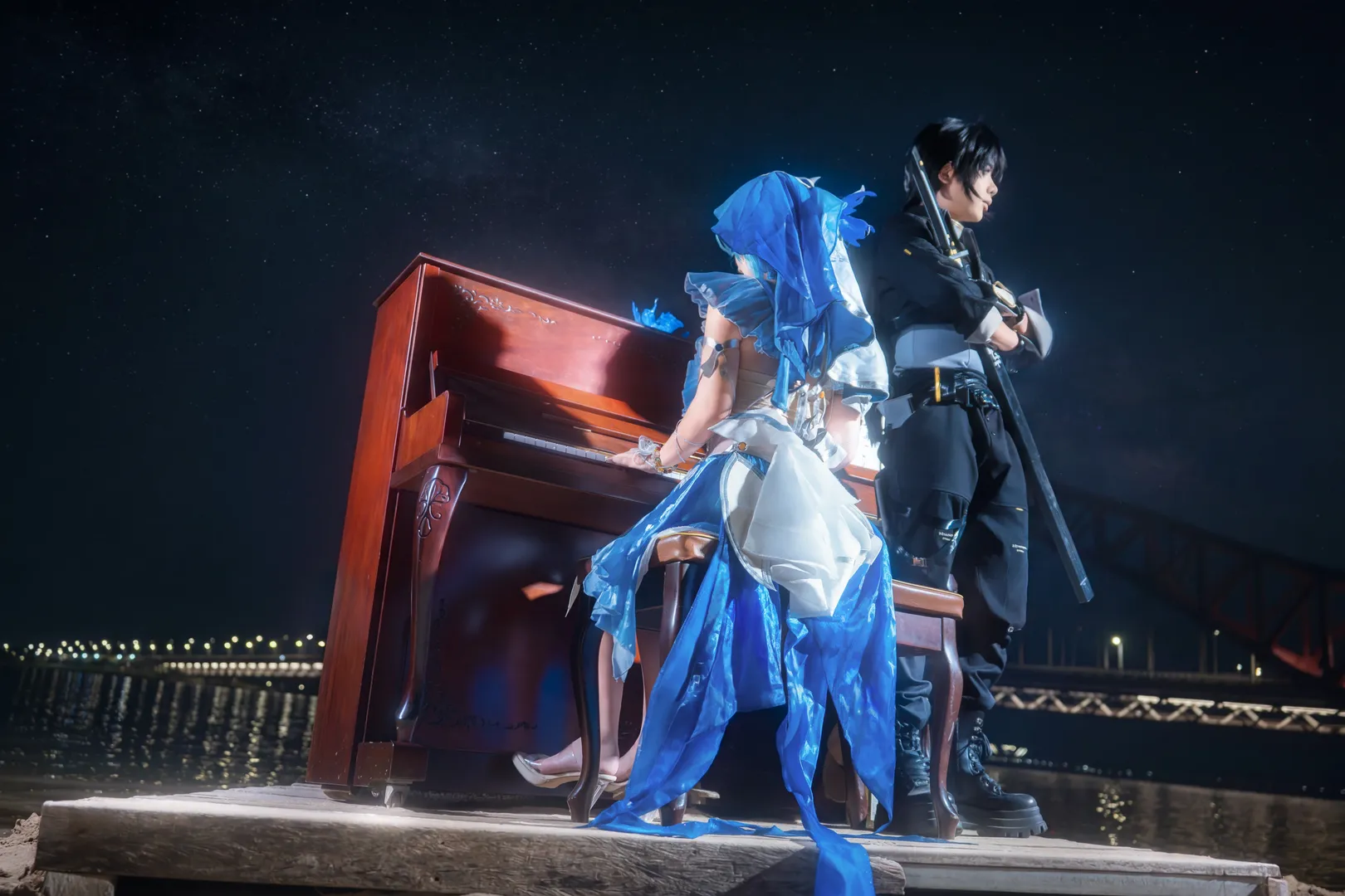 【守岸人cos】鸣潮夜色下的钢琴奏鸣与静谧剑影 - 第 2 张