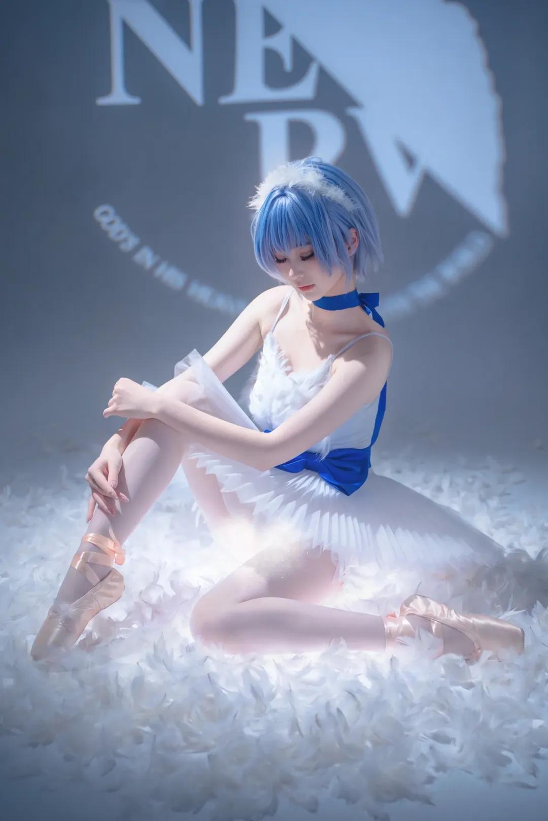 【绫波丽cos】EVA芭蕾主题，白色羽毛与红瞳的碰撞 - 第 1 张