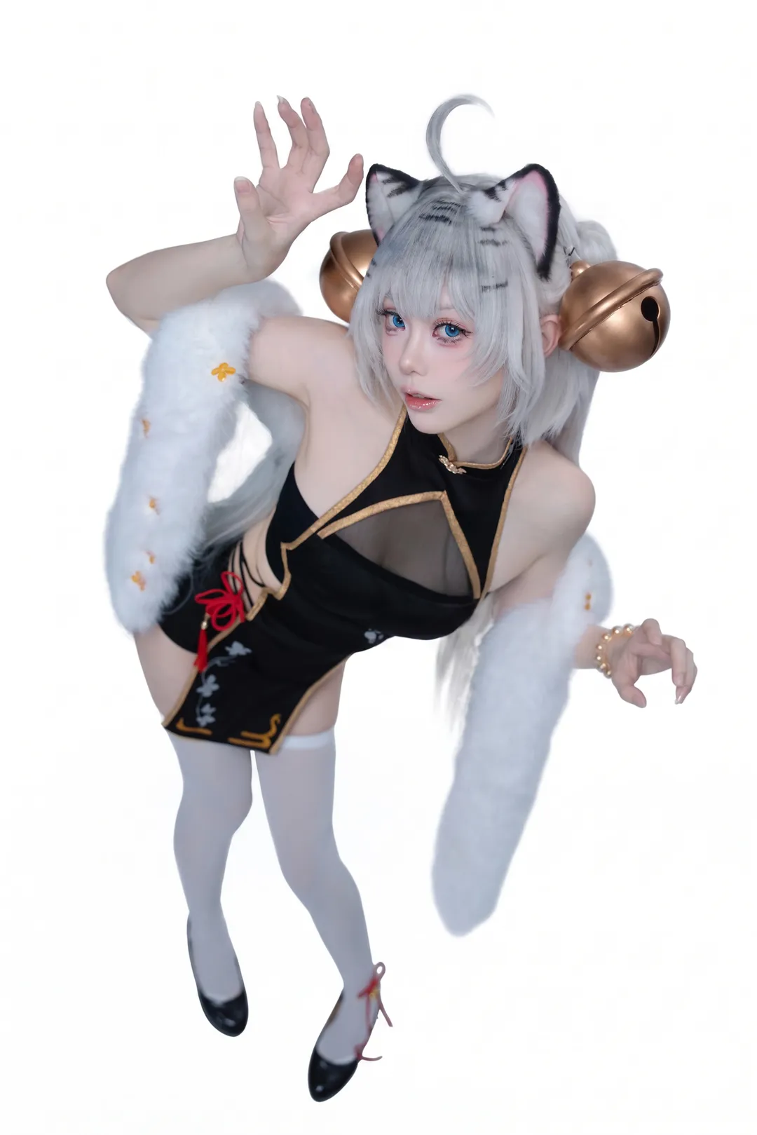 白虎娘旗袍cos，银发搭配白丝与毛绒大尾巴 - 第 1 张