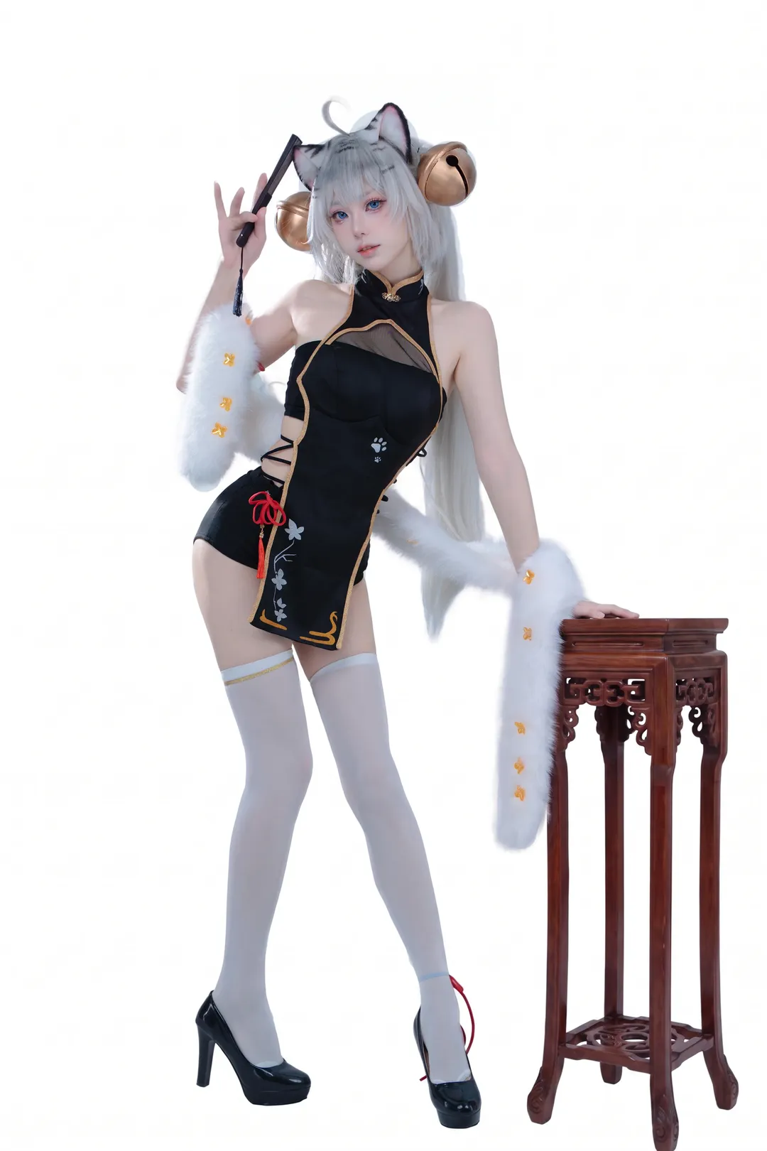 白虎娘旗袍cos，银发搭配白丝与毛绒大尾巴 - 第 2 张