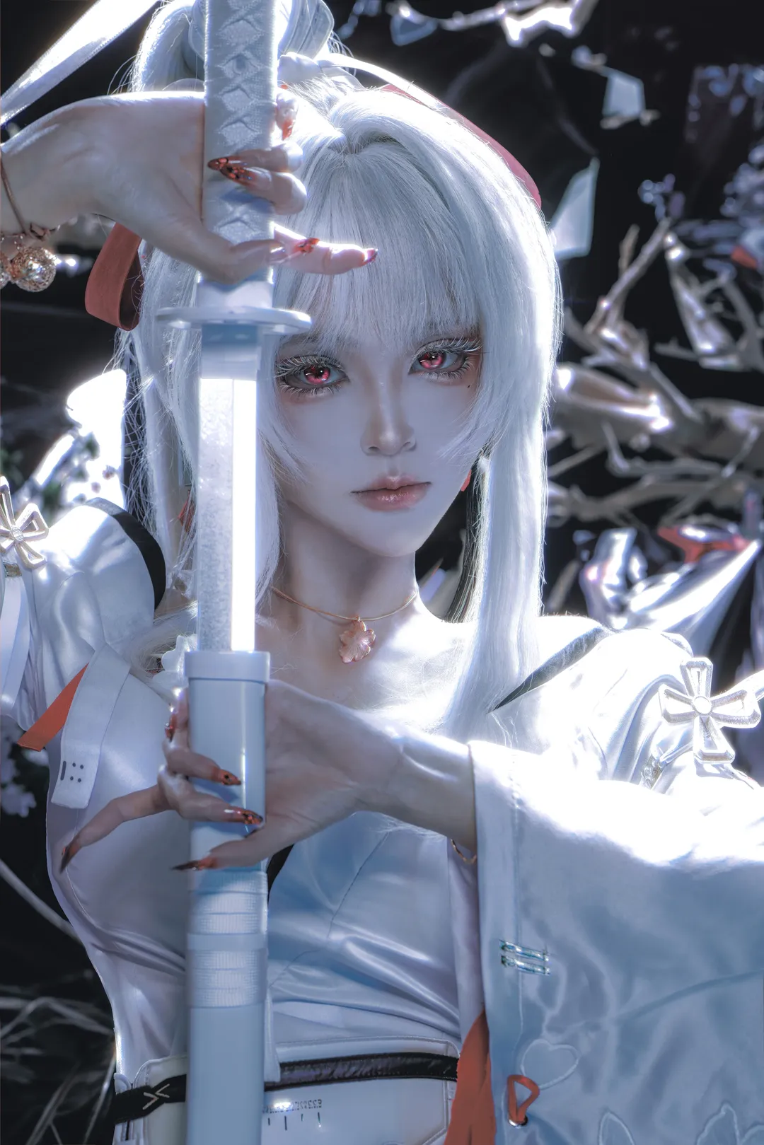 【绯雪cos】鸣潮绯雪白发出鞘，细说妆造与光影设计 - 第 1 张