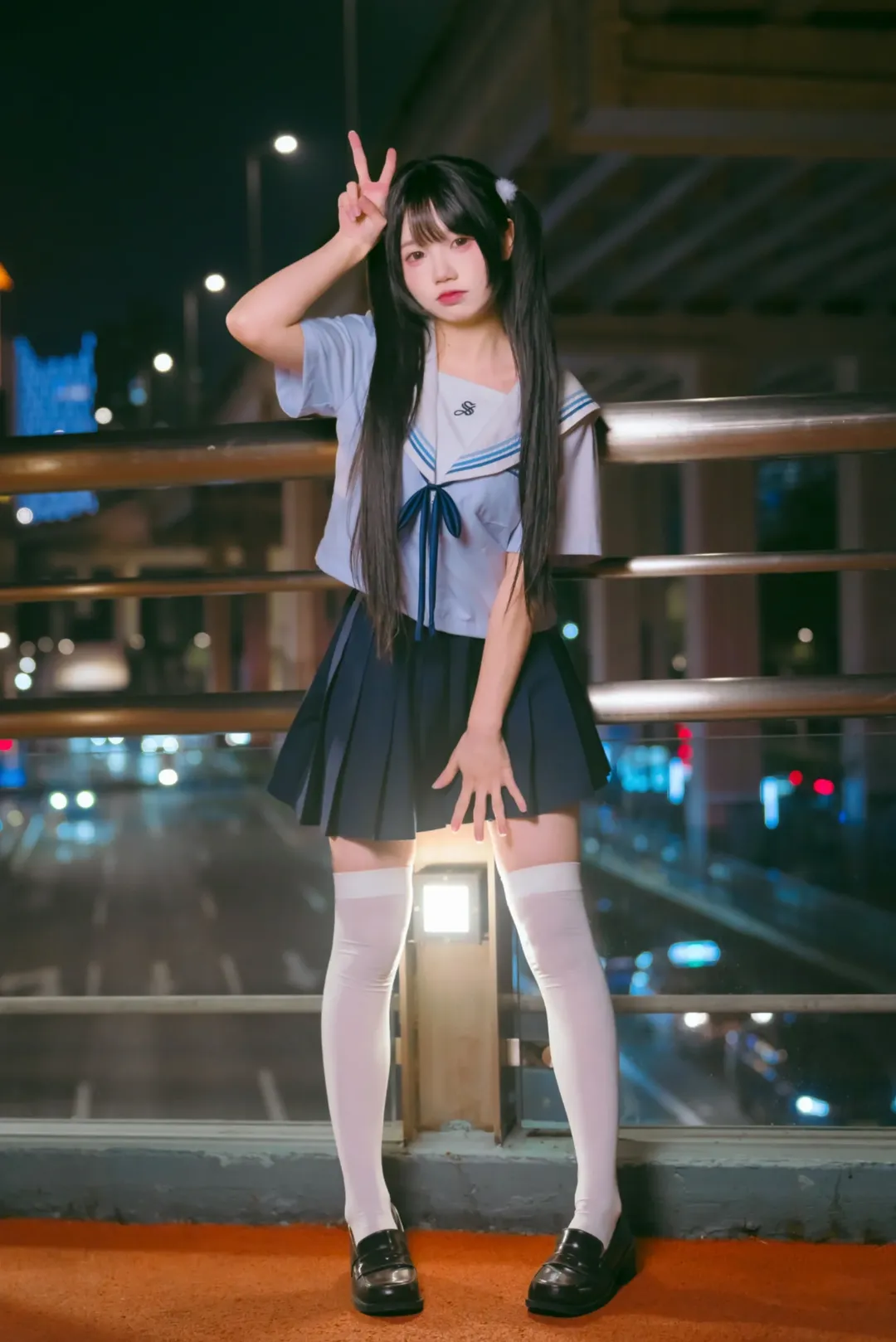 夜半公交站台的校供感水手服写真 - 第 1 张