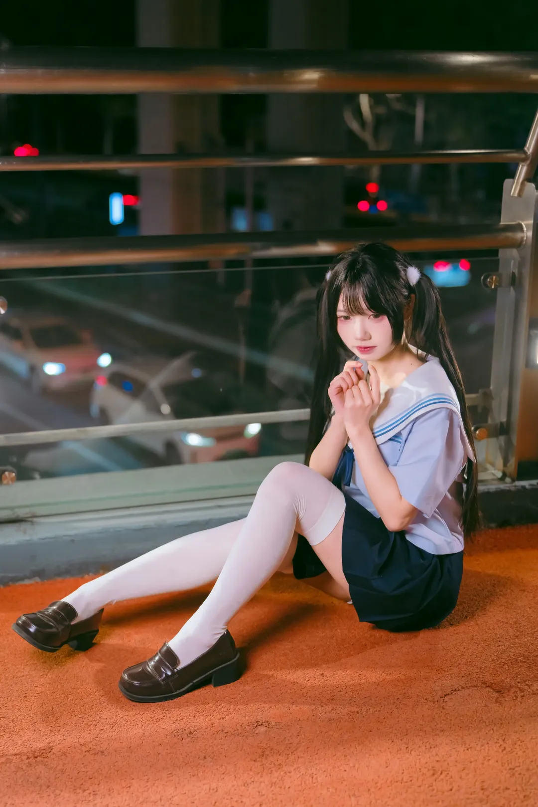 夜幕下的水手服与白丝，夜半公交站台的JK制服写真 - 第 1 张