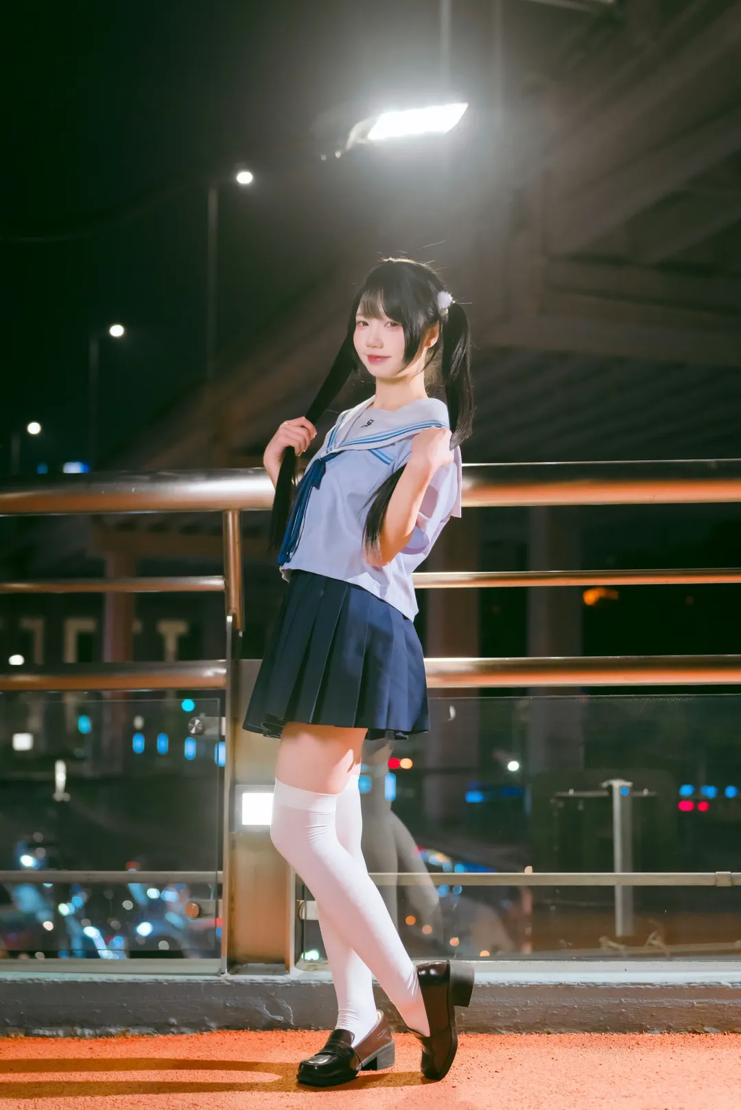 夜幕下的水手服与白丝，夜半公交站台的JK制服写真 - 第 10 张