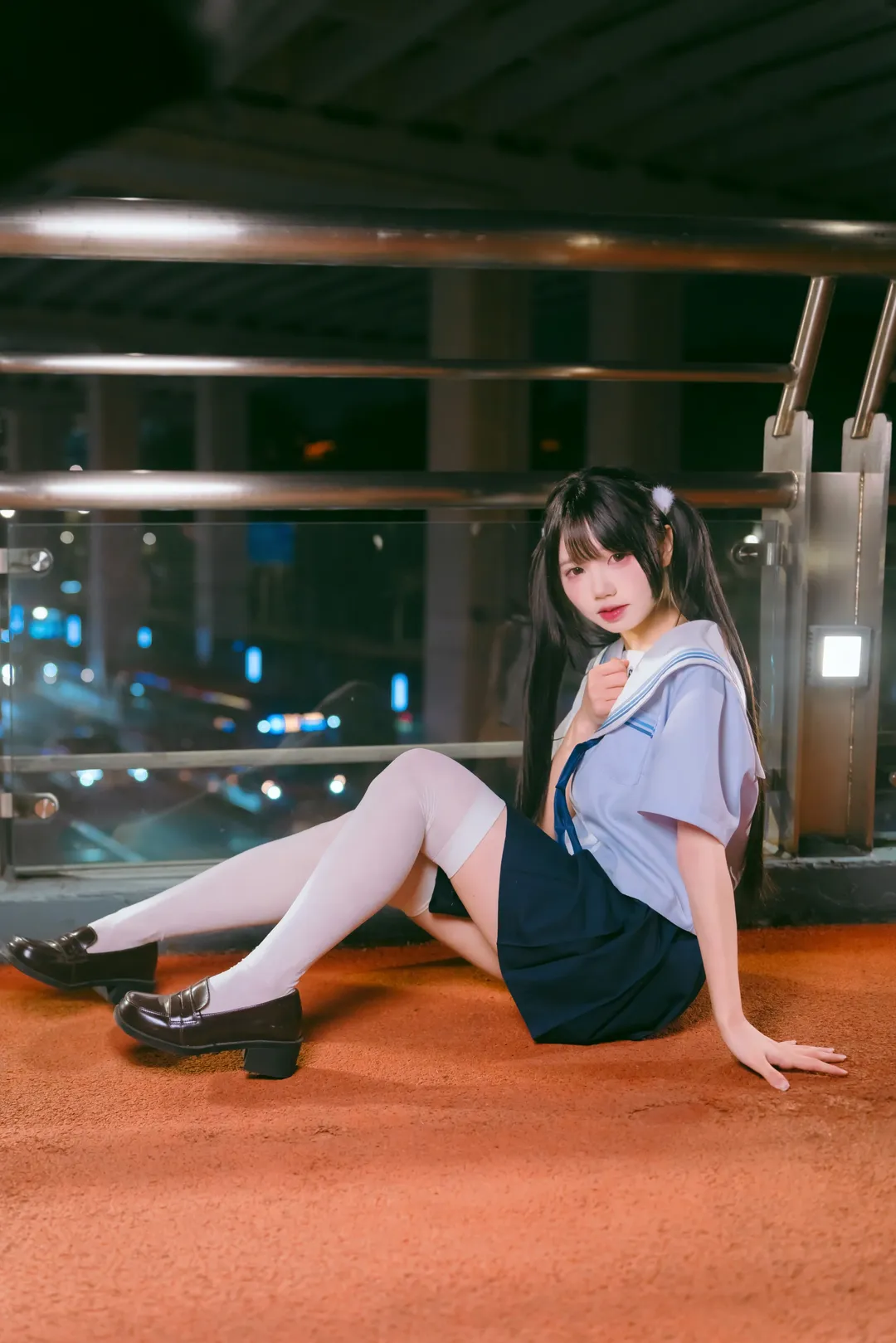 夜幕下的水手服与白丝，夜半公交站台的JK制服写真 - 第 2 张
