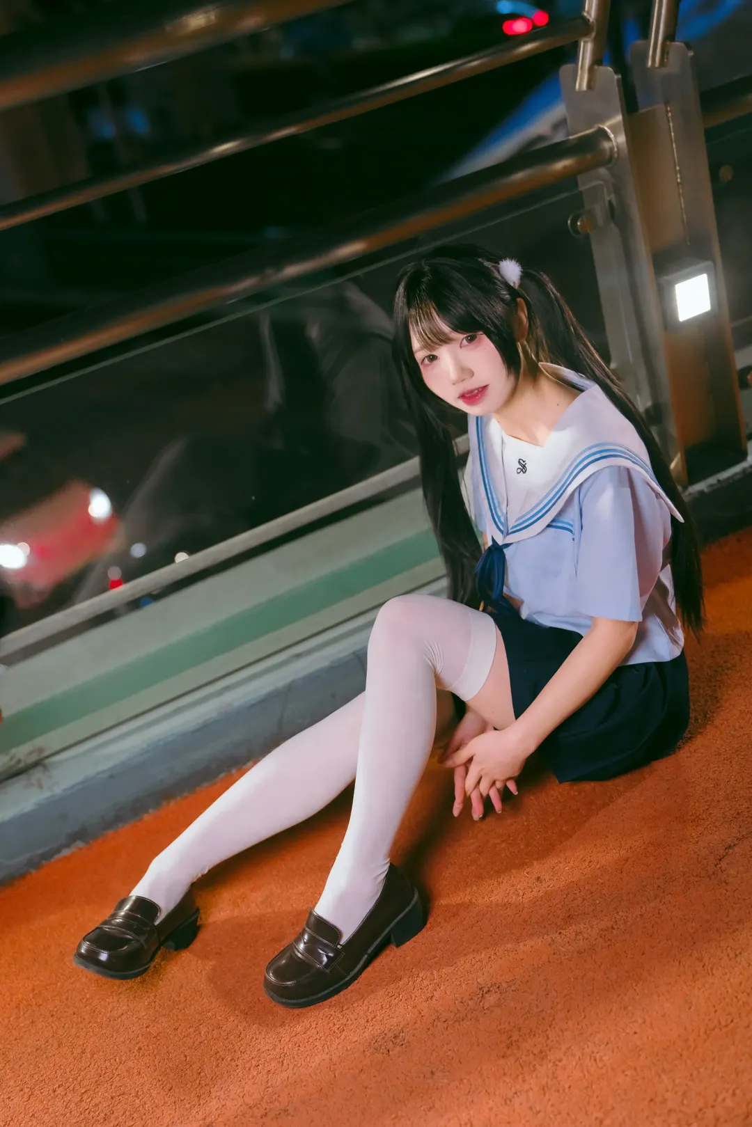夜幕下的水手服与白丝，夜半公交站台的JK制服写真 - 第 3 张